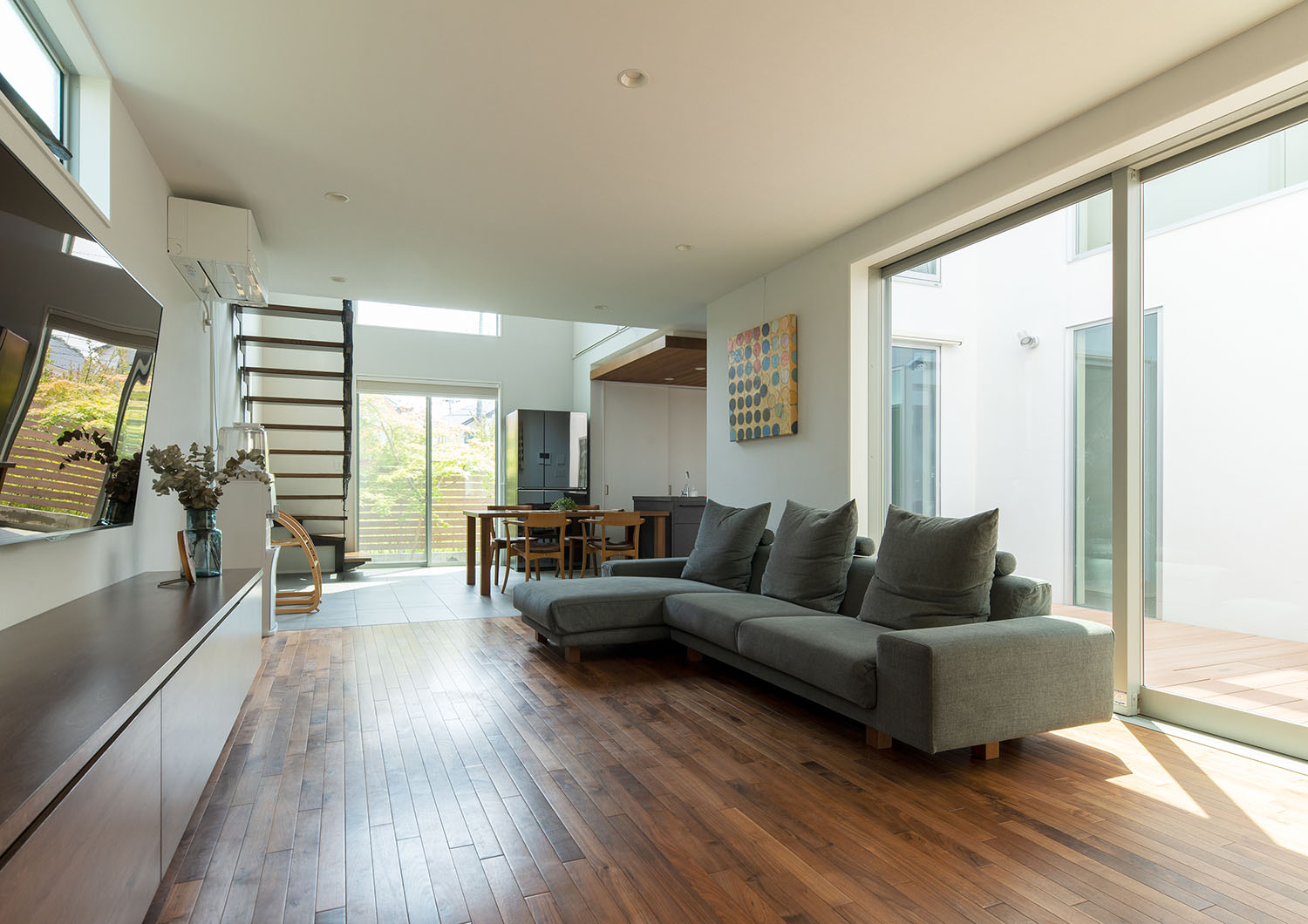 L字ソファーが置かれた、中庭に面するフローリングのLDK・デザイン住宅 注文住宅・デザイン住宅建築実例_『CASE663 シークエンス』_LDK