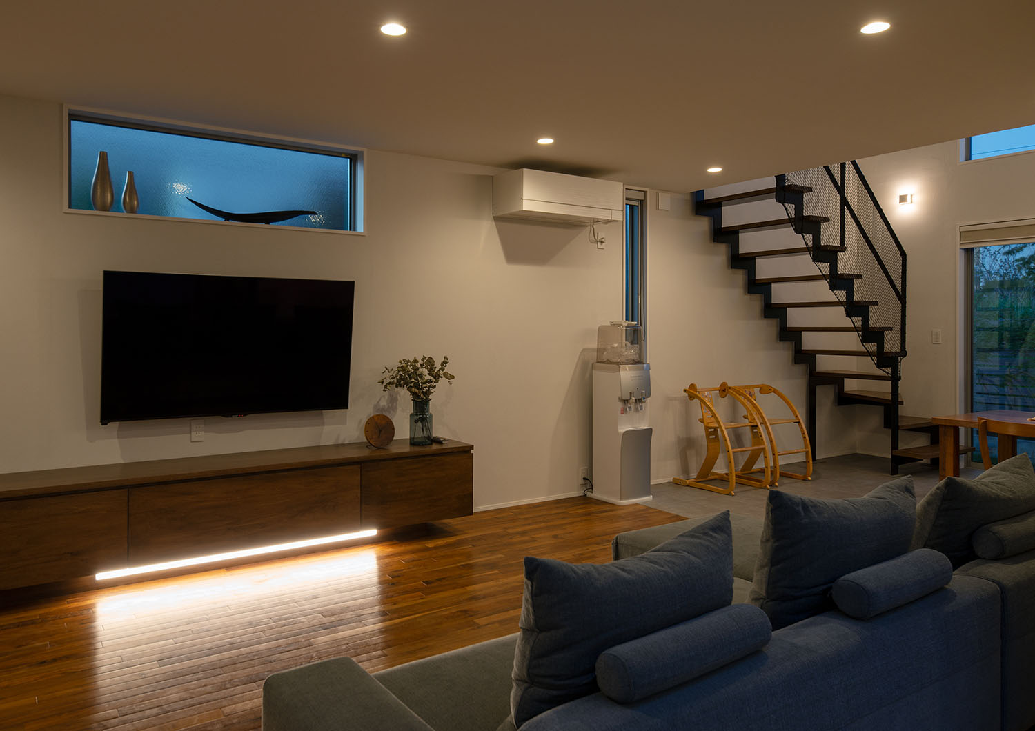 ハイサイドライトがあり、テレビボードの下に間接照明が取り付けられたLDK・デザイン住宅 注文住宅・デザイン住宅建築実例_『CASE663 シークエンス』_LDK