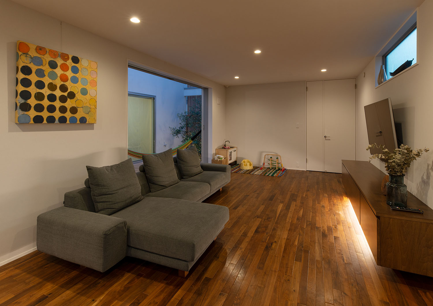 ダウンライトに照らされたL字ソファーのあるLDK・デザイン住宅 注文住宅・デザイン住宅建築実例_『CASE663 シークエンス』_LDK