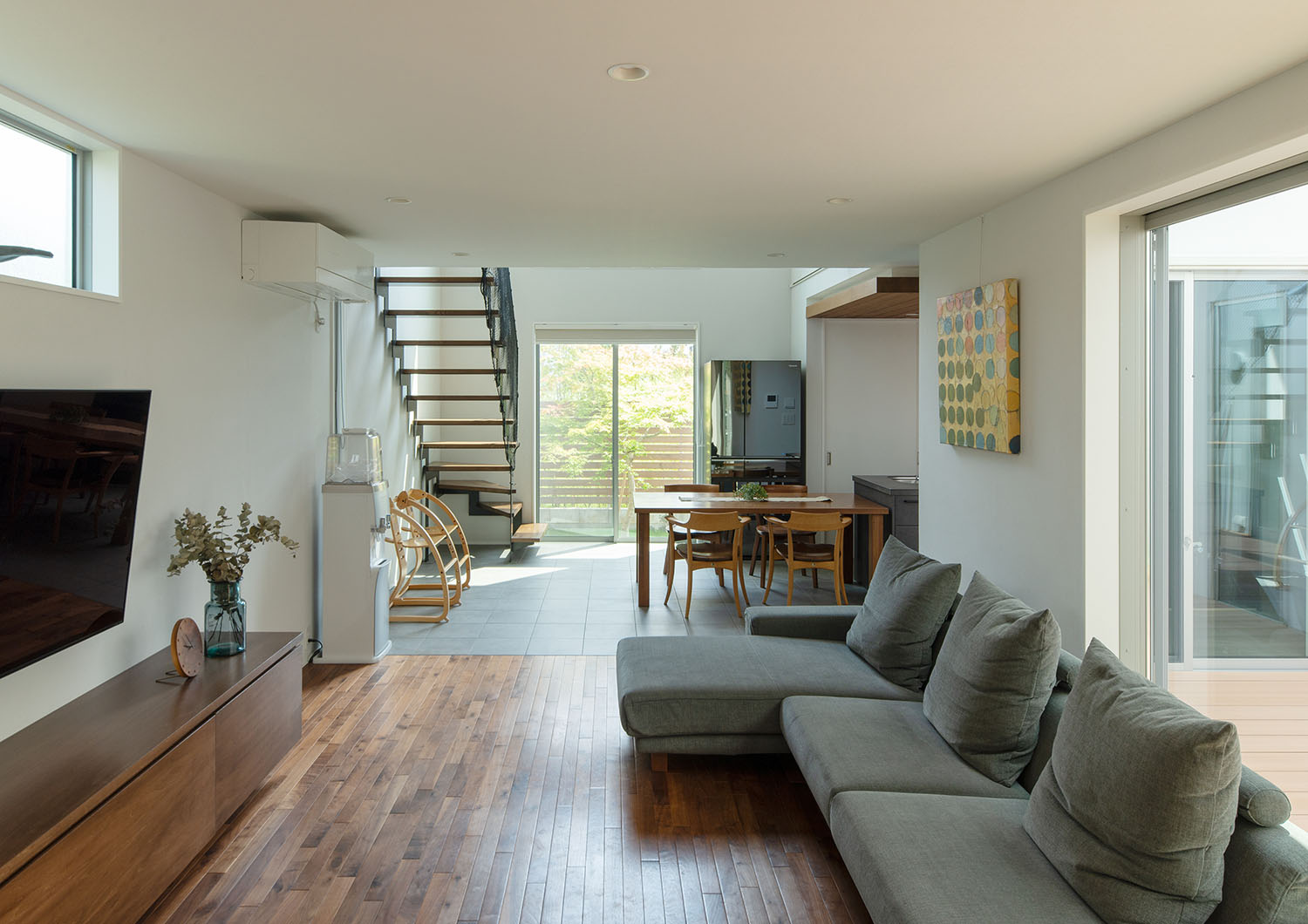 正面の窓から植栽が見えるLDK・デザイン住宅 注文住宅・デザイン住宅建築実例_『CASE663 シークエンス』_LDK