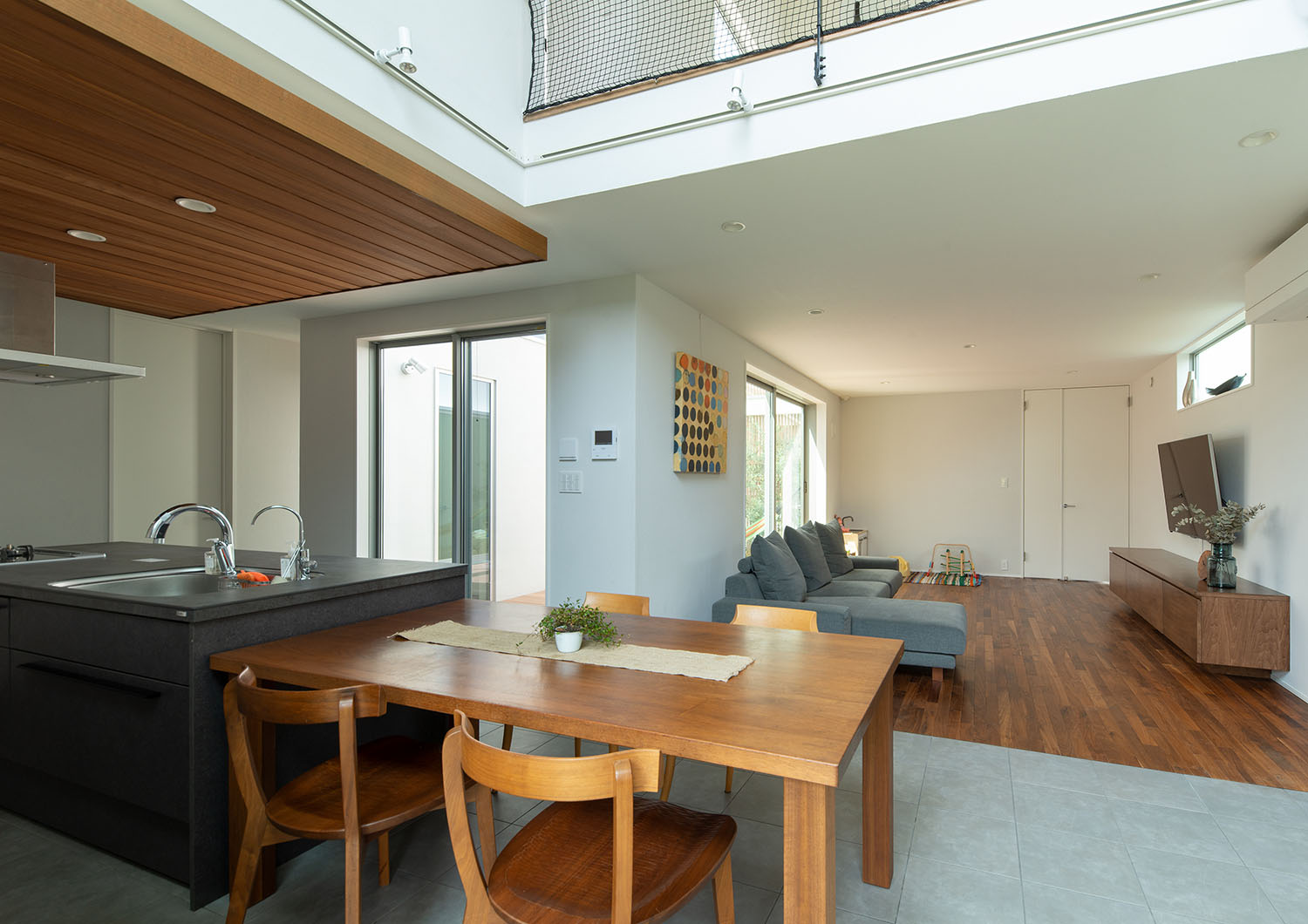 ダイニングテーブルから、リビングと中庭が見える様子・デザイン住宅 注文住宅・デザイン住宅建築実例_『CASE663 シークエンス』_LDK