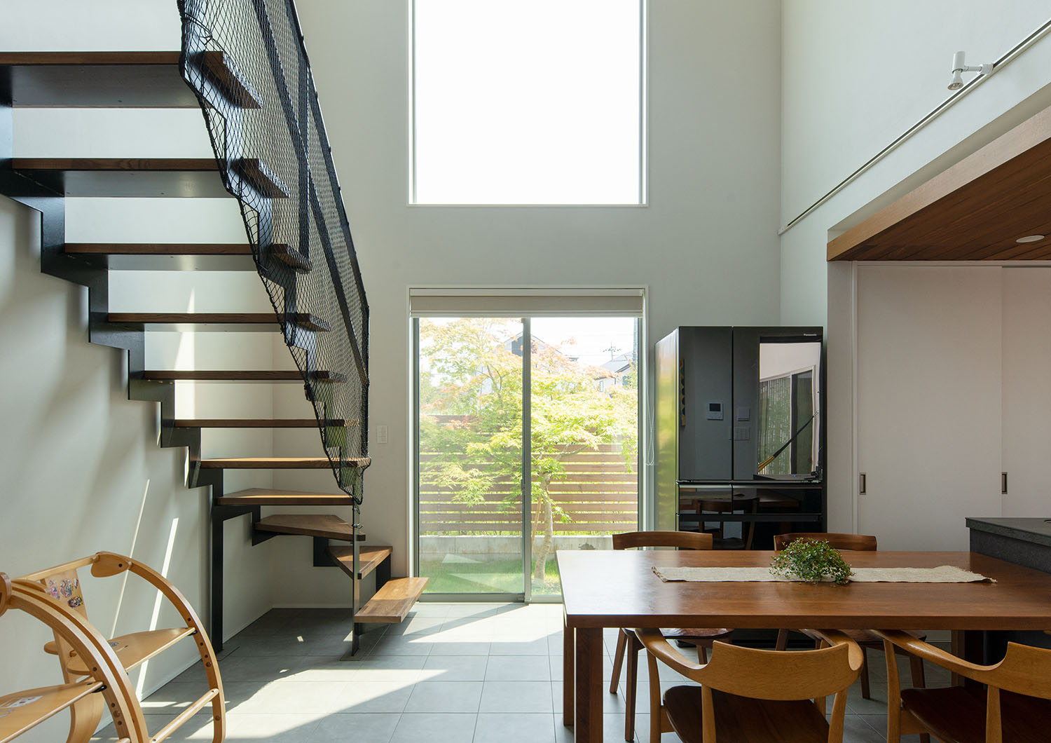 吹き抜けに面した窓があるLDK・デザイン住宅 注文住宅・デザイン住宅建築実例_『CASE663 シークエンス』_LDK