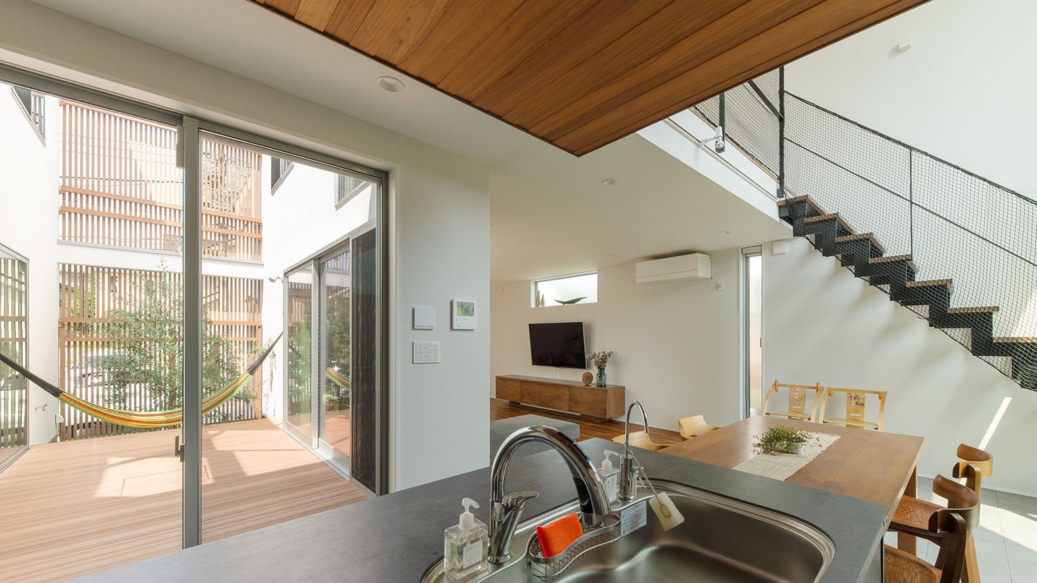 キッチンの正面にウッドデッキの中庭が見える様子・デザイン住宅 注文住宅・デザイン住宅建築実例_『CASE663 シークエンス』_LDK