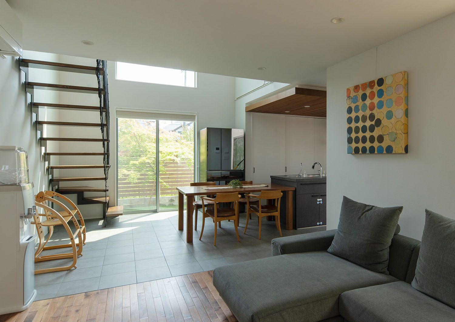 リビングはフローリングでダイニングはタイルの床になったLDK・デザイン住宅 注文住宅・デザイン住宅建築実例_『CASE663 シークエンス』_LDK