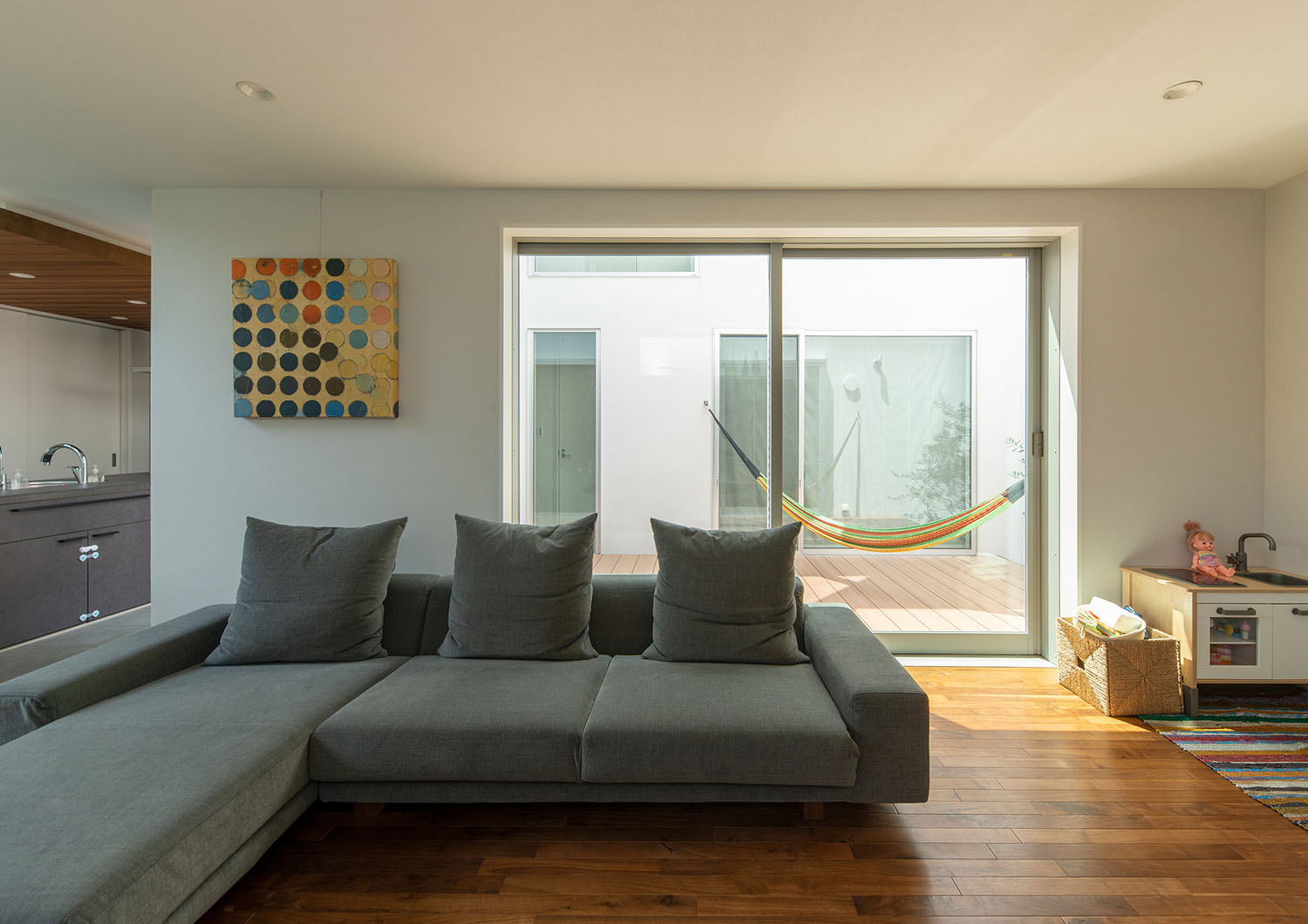 フローリングのLDKとフラットに繋がるウッドデッキの中庭・デザイン住宅 注文住宅・デザイン住宅建築実例_『CASE663 シークエンス』_LDK