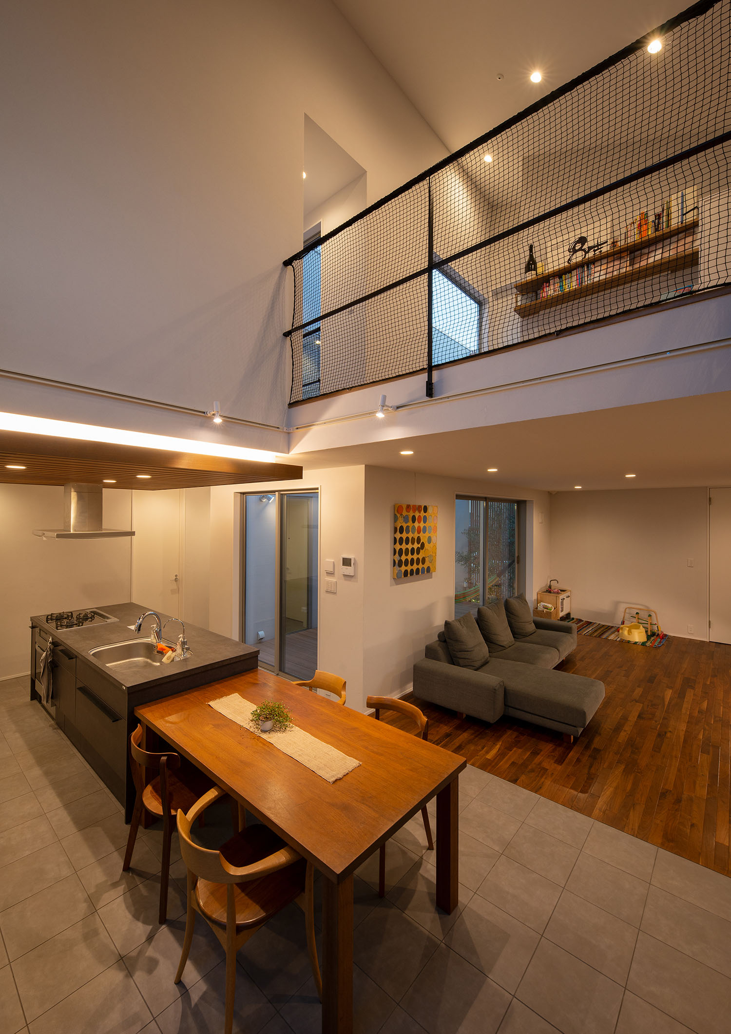 手摺が設けられた二階の廊下からダイニングが見下ろせる様子・デザイン住宅 注文住宅・デザイン住宅建築実例_『CASE663 シークエンス』_LDK