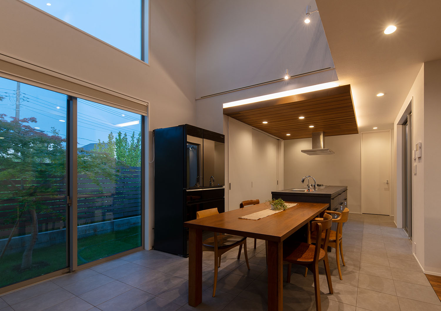 キッチンの下がり天井に間接照明を取り付けたLDK・デザイン住宅 注文住宅・デザイン住宅建築実例_『CASE663 シークエンス』_LDK