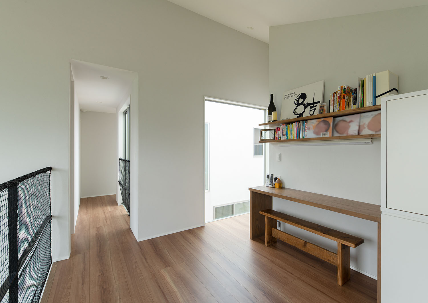 吹き抜けに面した廊下にある、壁付けデスクのワークスペース・デザイン住宅 注文住宅・デザイン住宅建築実例_『CASE663 シークエンス』_フリースペース