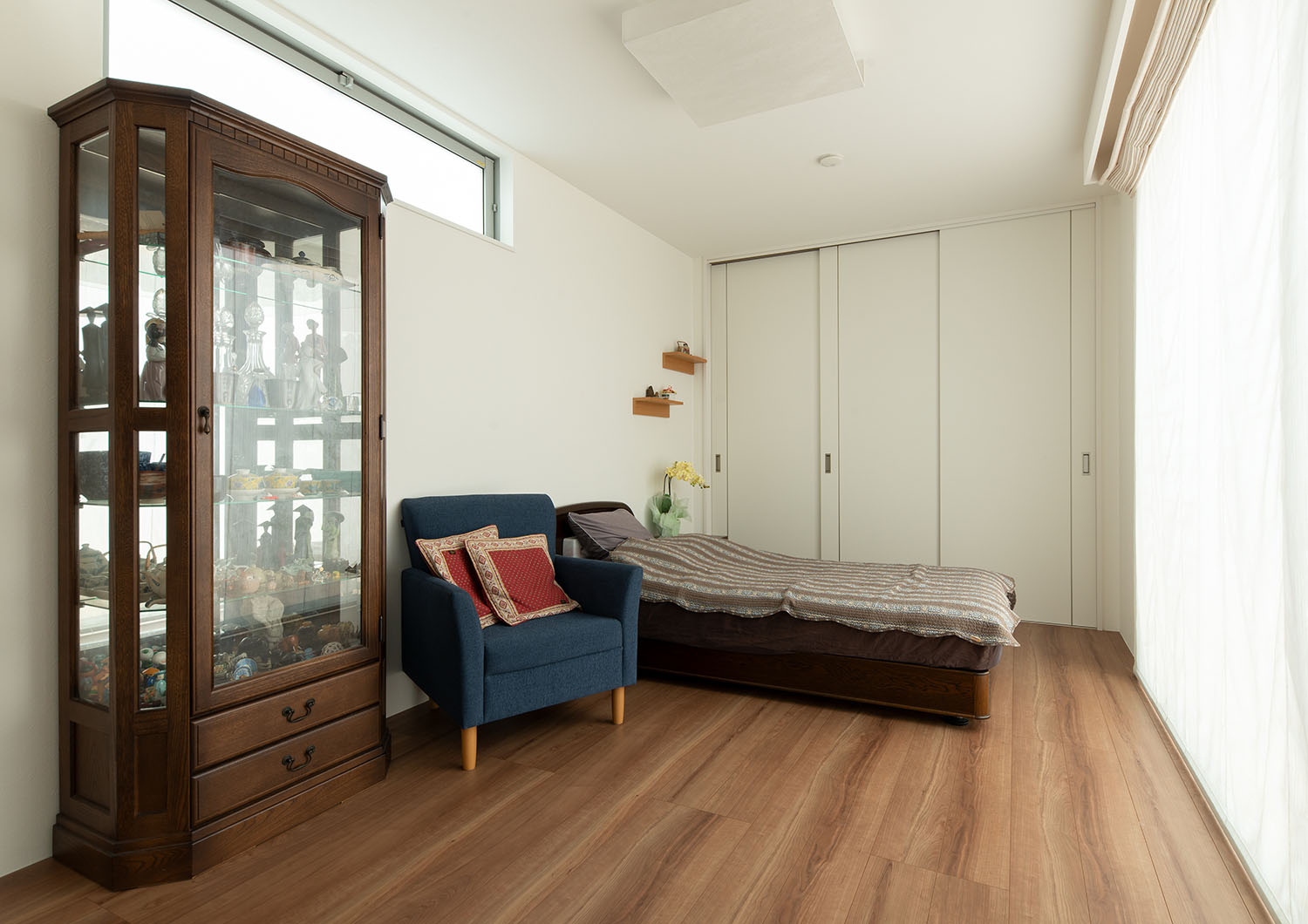 コレクションボードが置かれたフローリングの寝室・デザイン住宅 注文住宅・デザイン住宅建築実例_『CASE663 シークエンス』_寝室