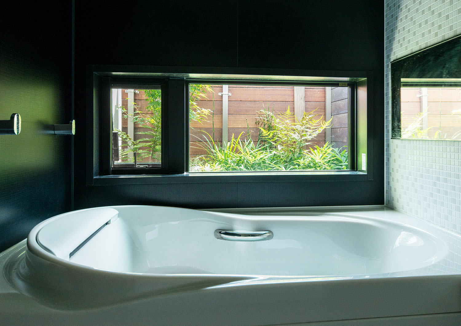 窓から植栽が見える、黒い壁の浴室・デザイン住宅 注文住宅・デザイン住宅建築実例_『CASE663 シークエンス』_浴室・洗面所