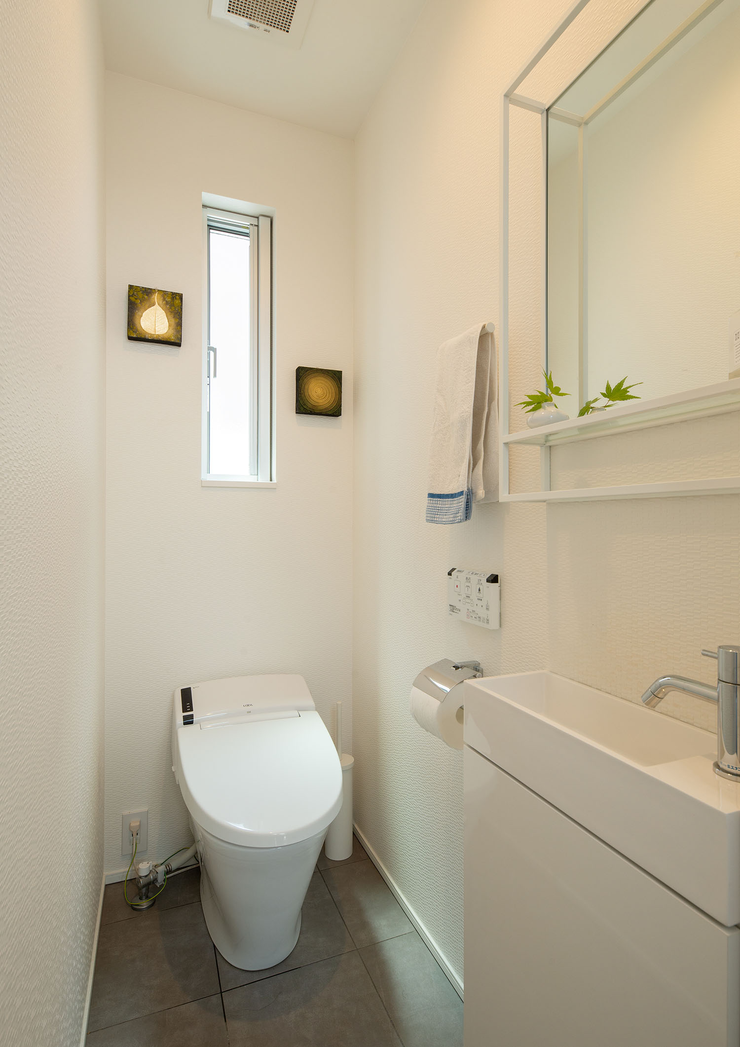 白い内装で、スリット窓と薄型手洗いがあるトイレ・デザイン住宅 注文住宅・デザイン住宅建築実例_『CASE663 シークエンス』_トイレ