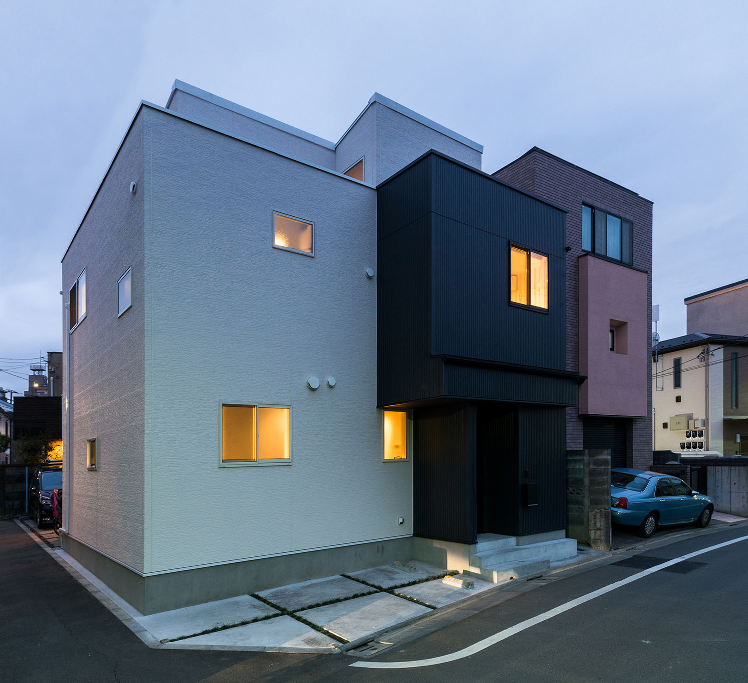 角地に建つ、白と黒の外壁の住宅・デザイン住宅 注文住宅・デザイン住宅建築実例_『CASE664 『BOX in BOX』』_外観