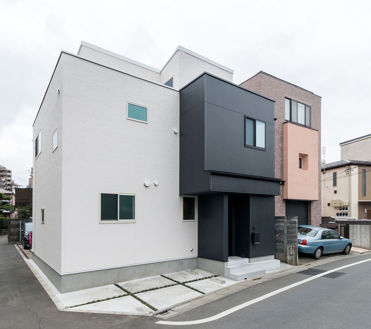 白と黒の外壁を使ったスクエアな外観の住宅・デザイン住宅 注文住宅・デザイン住宅建築実例_『CASE664 『BOX in BOX』』_外観