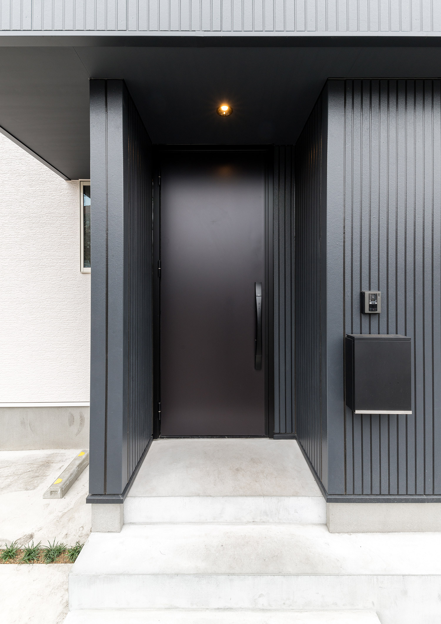 壁と扉を黒で統一した玄関・デザイン住宅 注文住宅・デザイン住宅建築実例_『CASE664 『BOX in BOX』』_外観