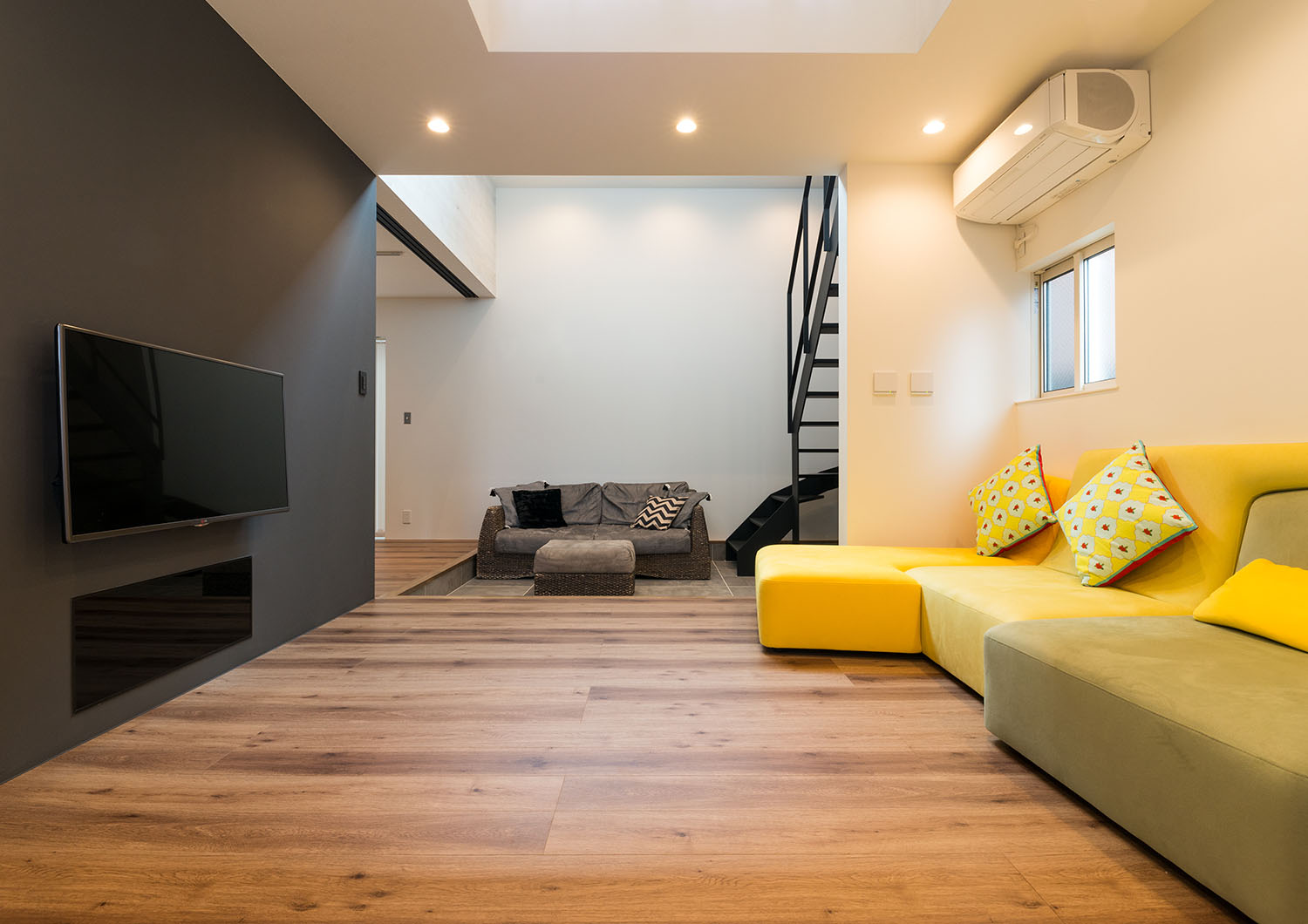 黄色や緑のソファーがあるフローリングのLDK・デザイン住宅 注文住宅・デザイン住宅建築実例_『CASE664 『BOX in BOX』』_LDK