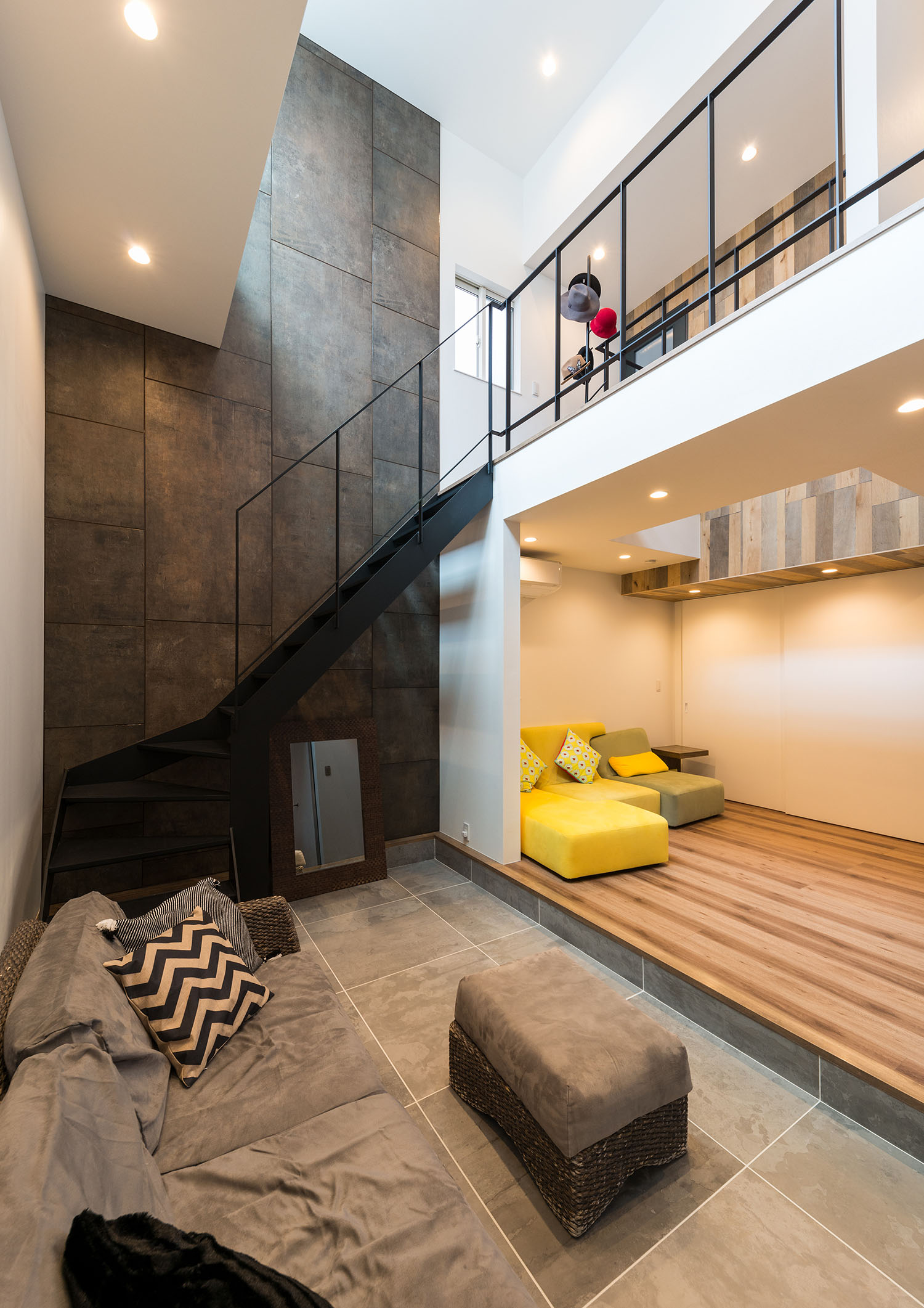 吹き抜け部分から二階の様子が見えるLDK・デザイン住宅 注文住宅・デザイン住宅建築実例_『CASE664 『BOX in BOX』』_LDK