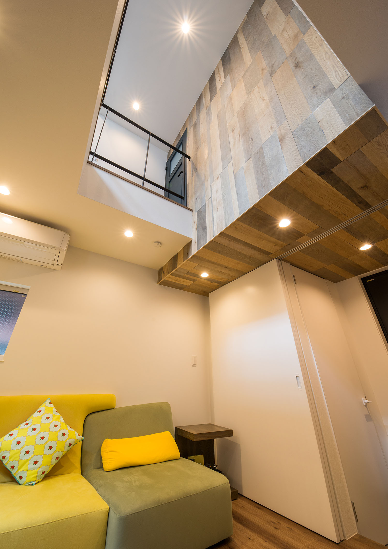 吹き抜け部分が木目のアクセントウォールになっている 注文住宅・デザイン住宅建築実例_『CASE664 『BOX in BOX』』_LDK