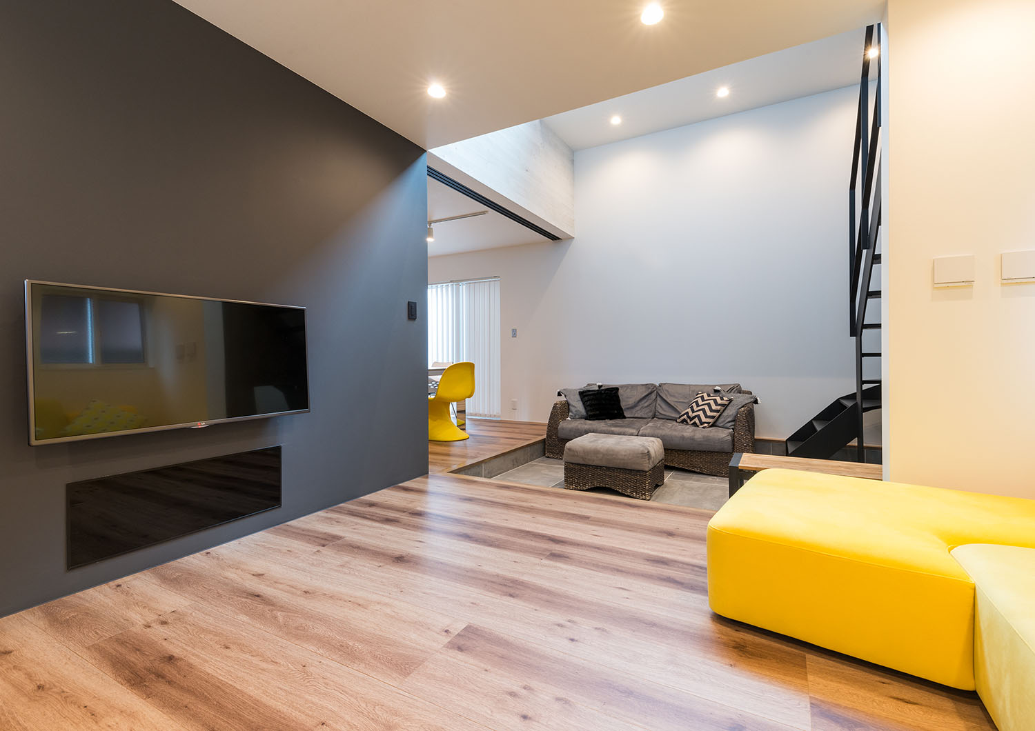 フローリングのLDKを区切るように吹き抜けのスペースが設けられている空間・デザイン住宅 注文住宅・デザイン住宅建築実例_『CASE664 『BOX in BOX』』_LDK