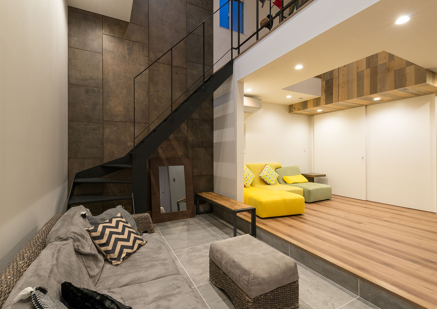 フローリングのフロアから一段下がった吹き抜けのLDK・デザイン住宅 注文住宅・デザイン住宅建築実例_『CASE664 『BOX in BOX』』_LDK