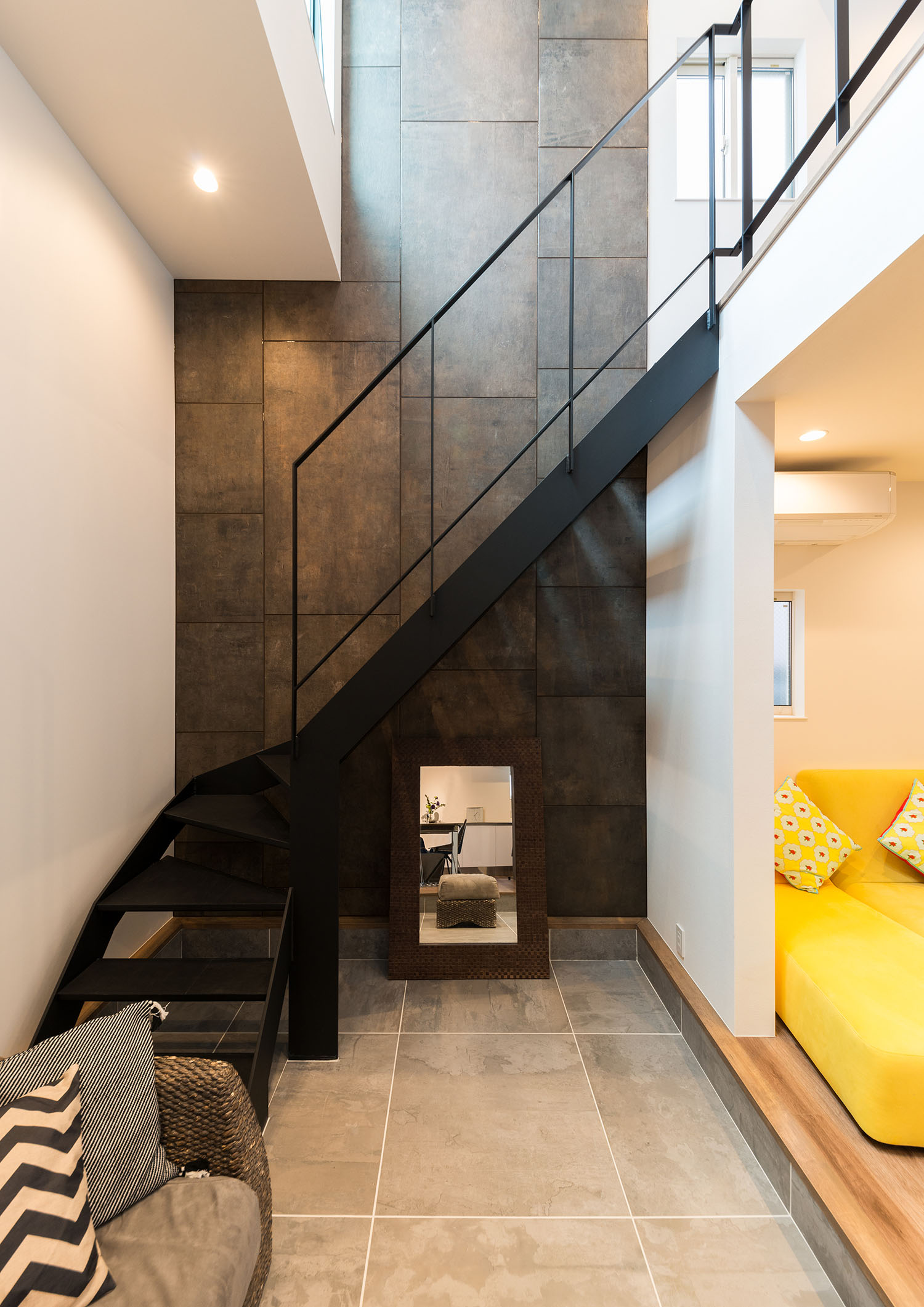 アイアンのスケルトン階段がアクセントウォールの前に設けられているLDK・デザイン住宅 注文住宅・デザイン住宅建築実例_『CASE664 『BOX in BOX』』_階段