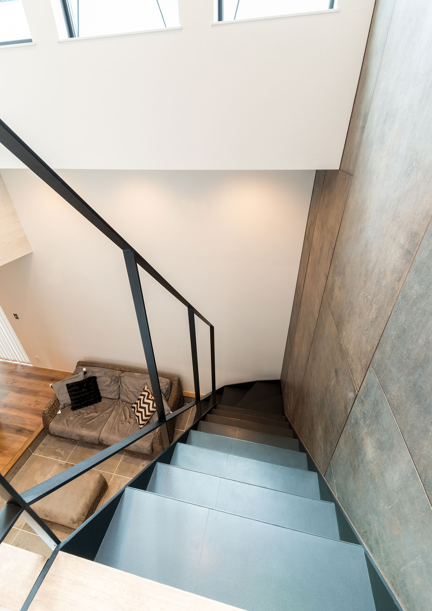 アクセントウォールに付けられたアイアンのスケルトン階段・デザイン住宅 注文住宅・デザイン住宅建築実例_『CASE664 『BOX in BOX』』_階段