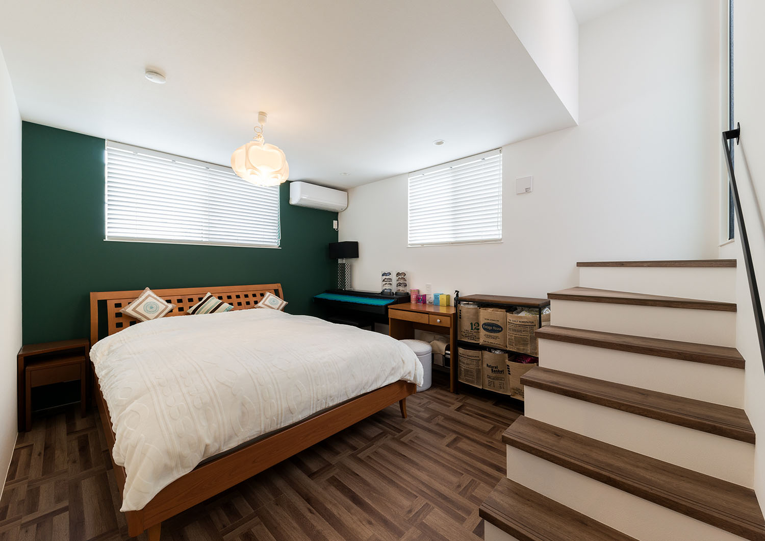 室内に階段が設けられた木目の床の寝室・デザイン住宅 注文住宅・デザイン住宅建築実例_『CASE664 『BOX in BOX』』_寝室