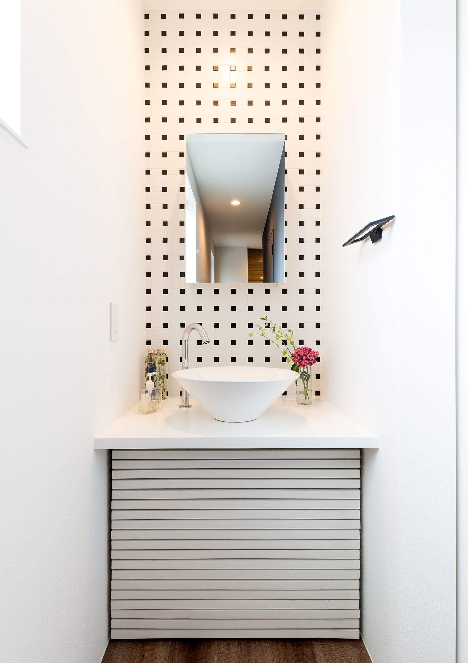 タイルの壁が設けられた洗面所・デザイン住宅 注文住宅・デザイン住宅建築実例_『CASE664 『BOX in BOX』』_浴室・洗面所