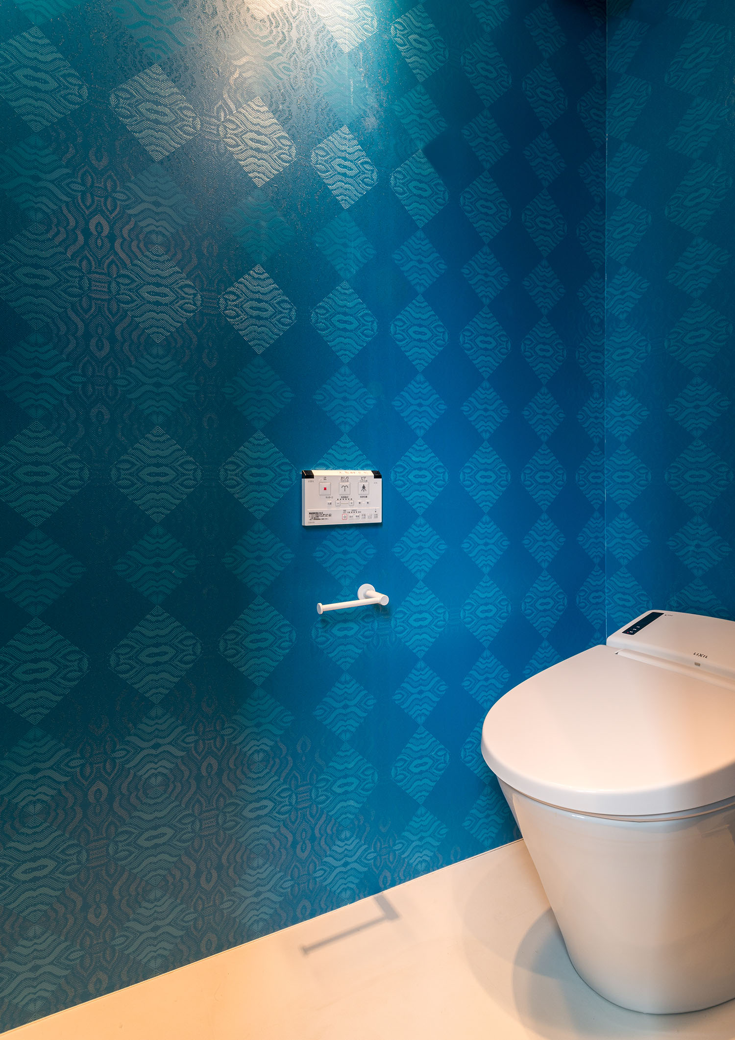 青いクロスのトイレ空間・デザイン住宅 注文住宅・デザイン住宅建築実例_『CASE664 『BOX in BOX』』_トイレ