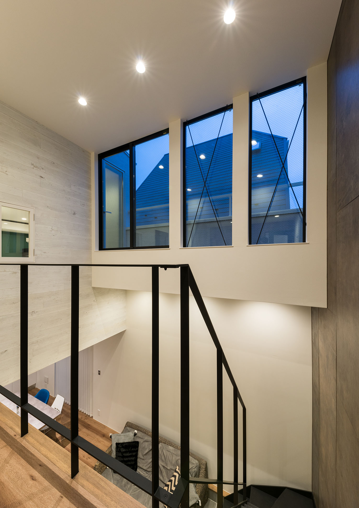 上部に窓が設けられている吹き抜け・デザイン住宅 注文住宅・デザイン住宅建築実例_『CASE664 『BOX in BOX』』_廊下