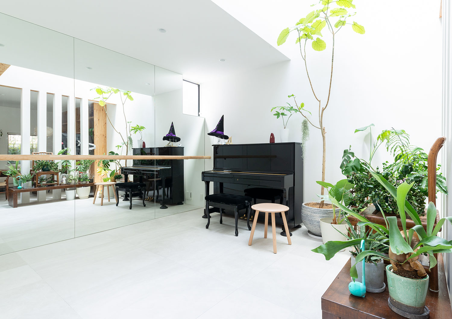 鏡に木のバーが付けられた壁がある、ピアノのある部屋・デザイン住宅 注文住宅・デザイン住宅建築実例_『CASE665 LUCE』_LDK