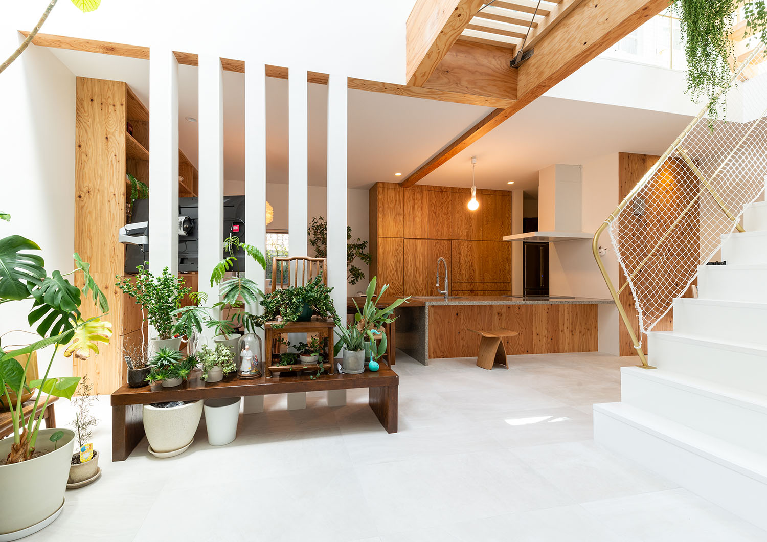 吹き抜けの部分に観葉植物を多く飾った、ナチュラルなLDK・デザイン住宅 注文住宅・デザイン住宅建築実例_『CASE665 LUCE』_LDK