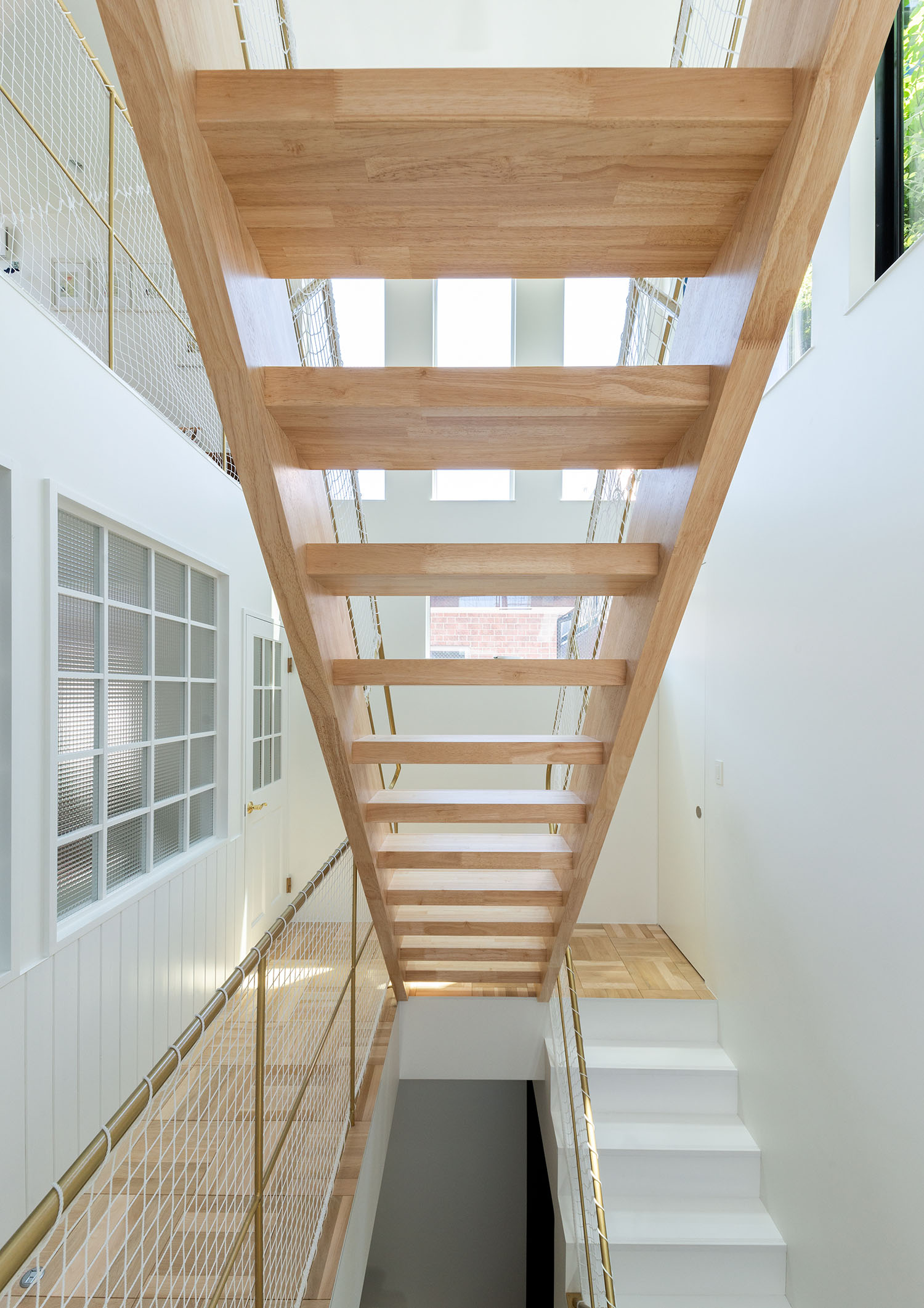 吹き抜け空間にある木のスケルトン階段・デザイン住宅 注文住宅・デザイン住宅建築実例_『CASE665 LUCE』_階段