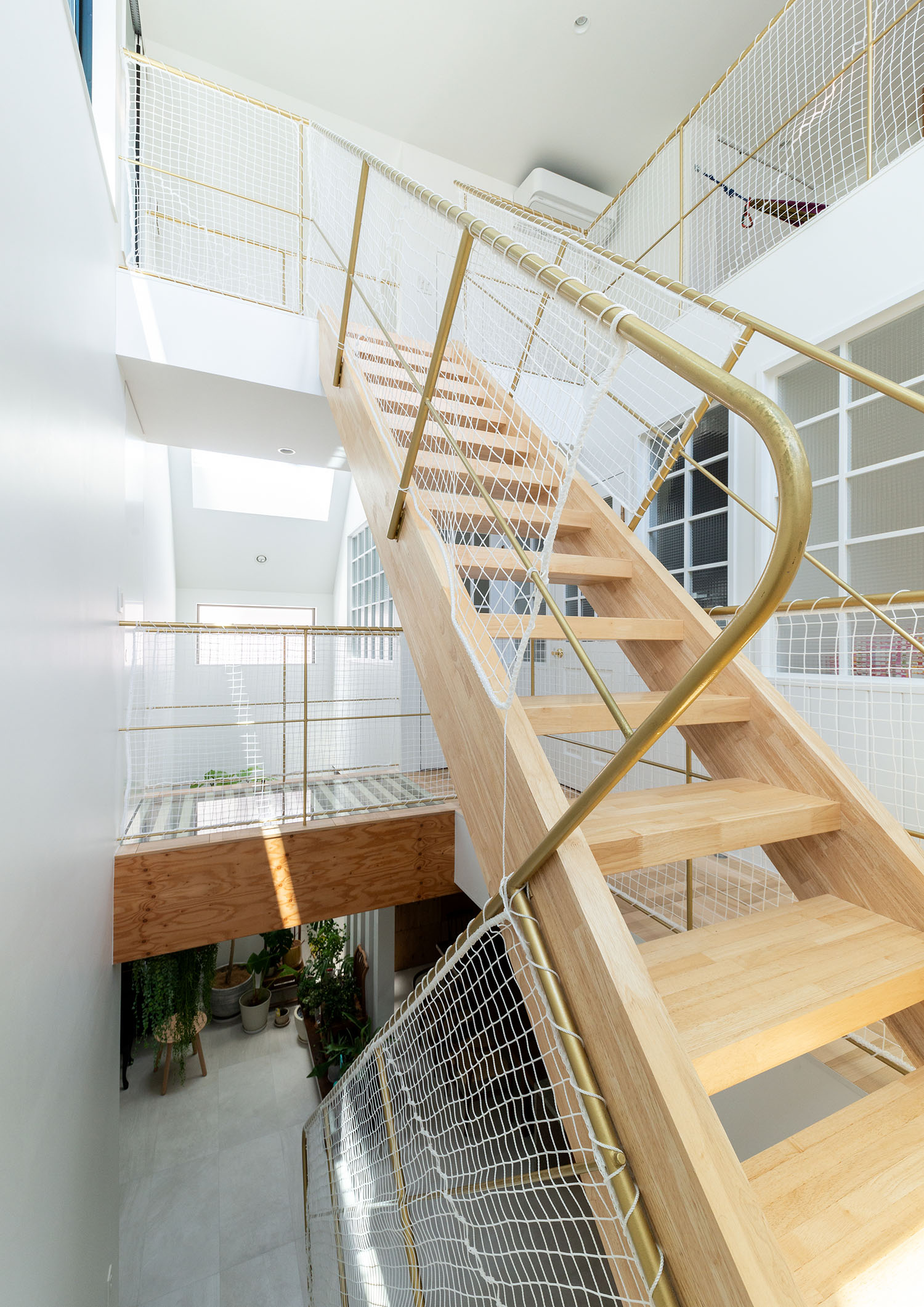 金属の手すりにネットが取り付けられた木のスケルトン階段・デザイン住宅 注文住宅・デザイン住宅建築実例_『CASE665 LUCE』_階段