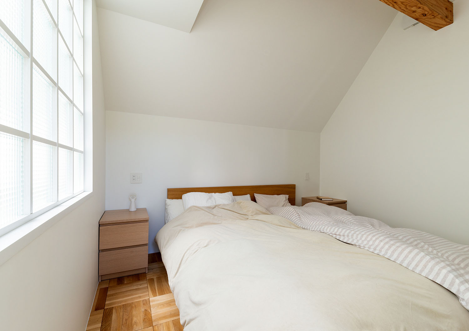 格子状の窓がついた、木目の床の寝室・デザイン住宅 注文住宅・デザイン住宅建築実例_『CASE665 LUCE』_寝室