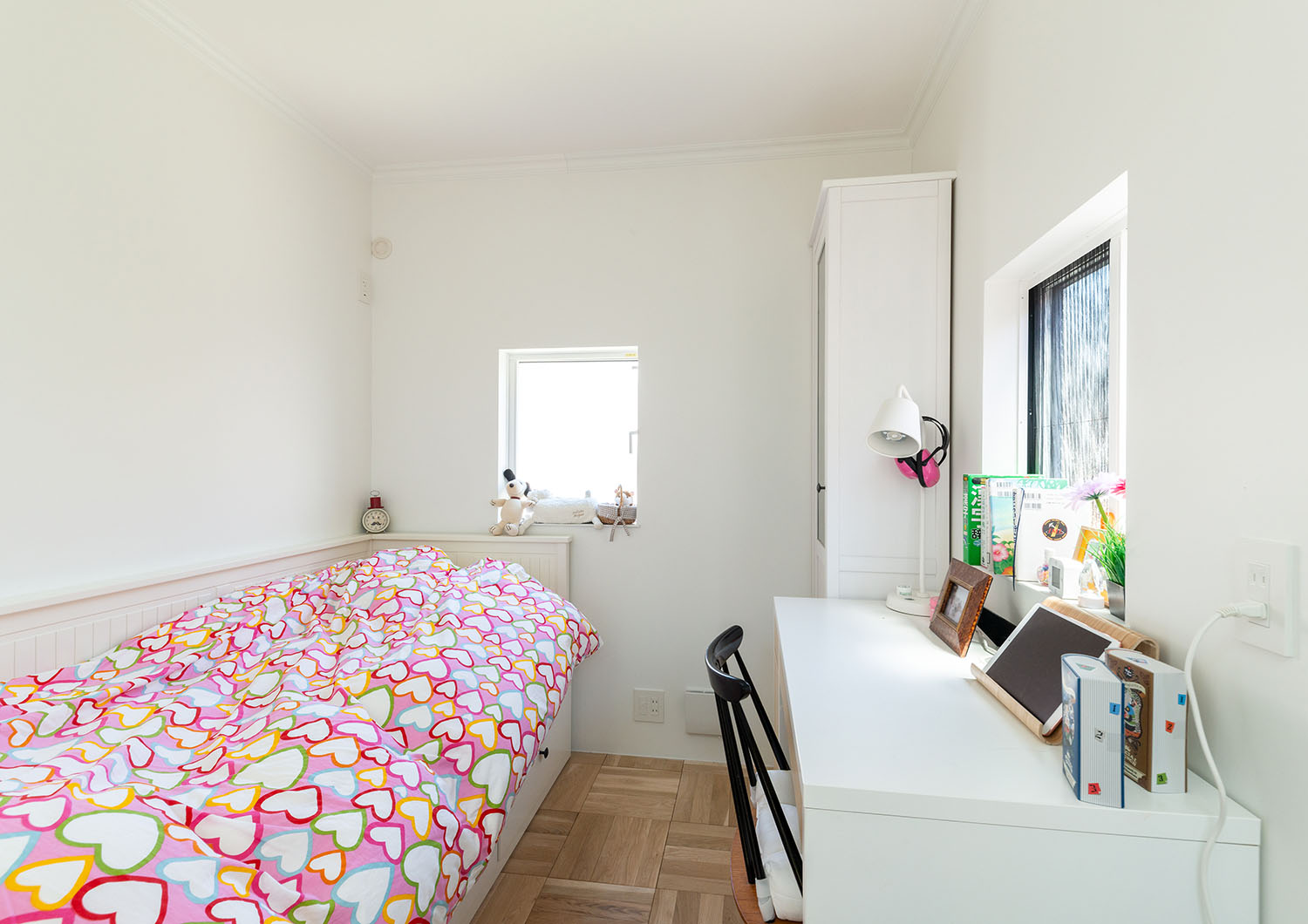デスクの正面に窓がある、ハート柄の布団がある寝室・デザイン住宅 注文住宅・デザイン住宅建築実例_『CASE665 LUCE』_子供部屋