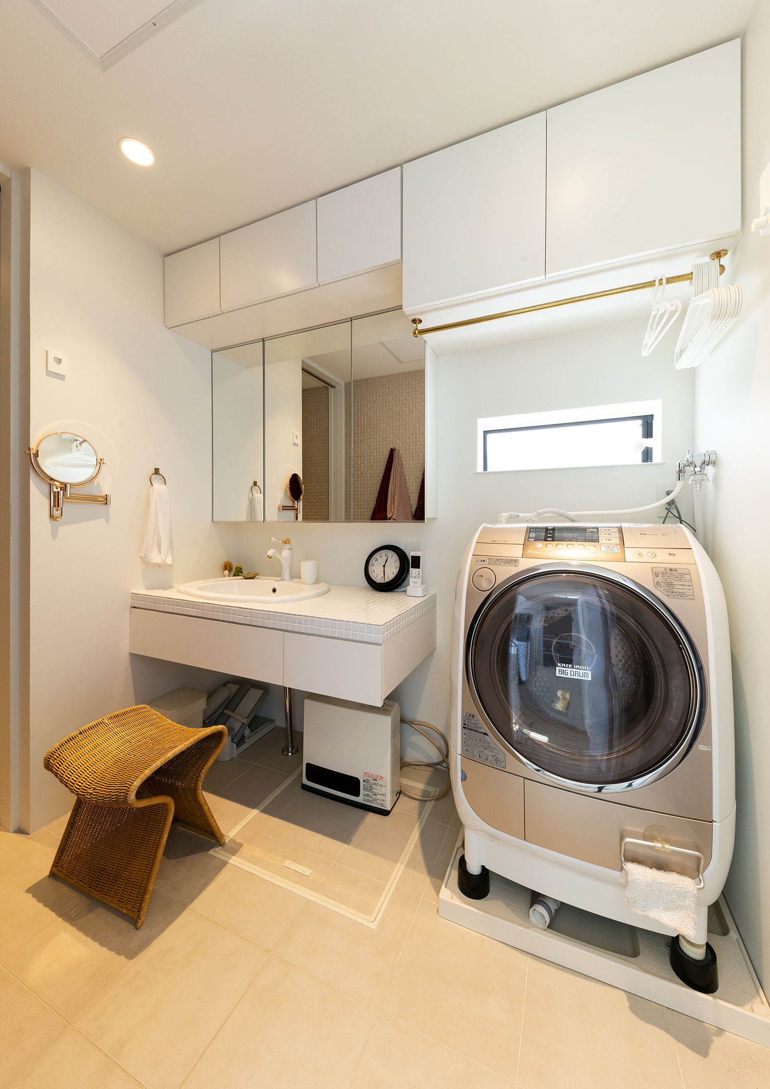 洗濯機が隣にある白を基調とした洗面所・デザイン住宅 注文住宅・デザイン住宅建築実例_『CASE665 LUCE』_浴室・洗面所