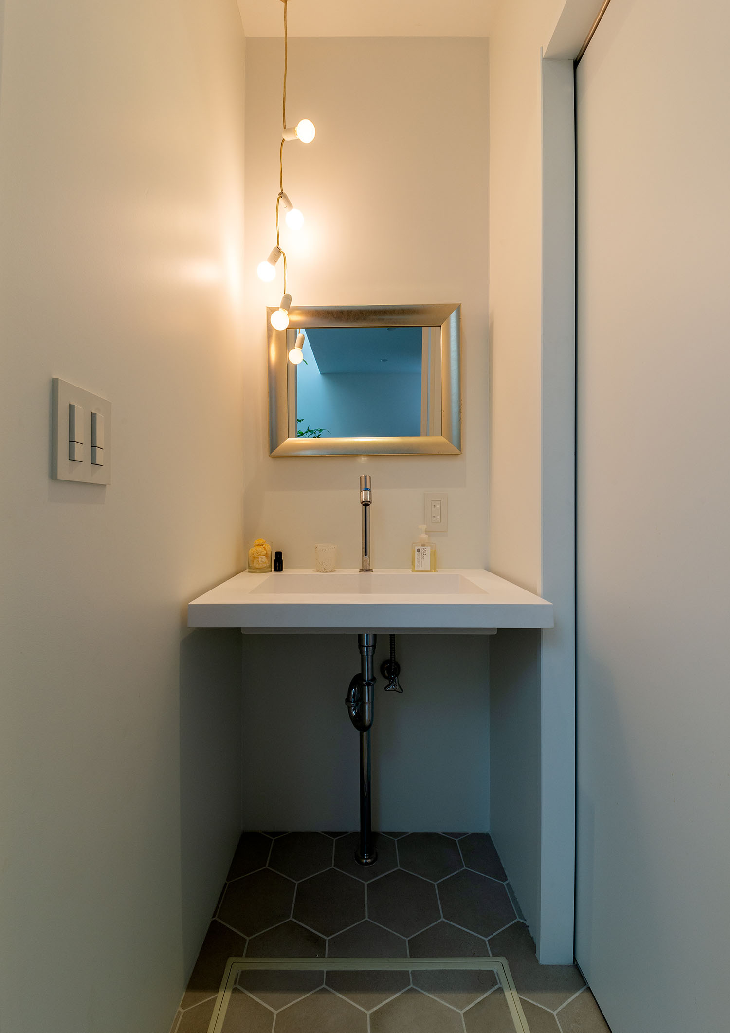 ペンダントライトが吊り下げられ、造作洗面台がある洗面所・デザイン住宅 注文住宅・デザイン住宅建築実例_『CASE665 LUCE』_浴室・洗面所