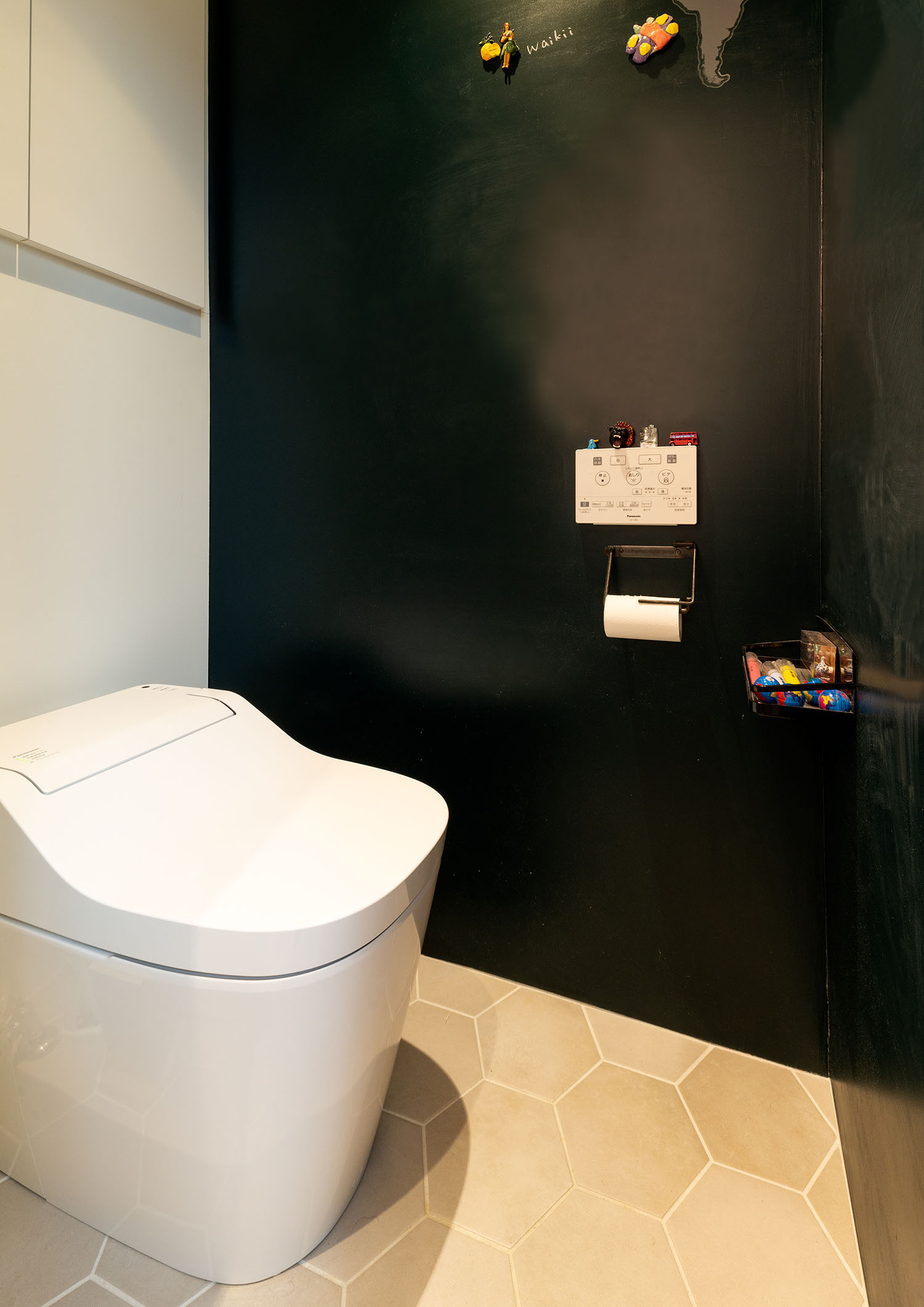 二方向が黒い壁になっているトイレ・デザイン住宅 注文住宅・デザイン住宅建築実例_『CASE665 LUCE』_トイレ