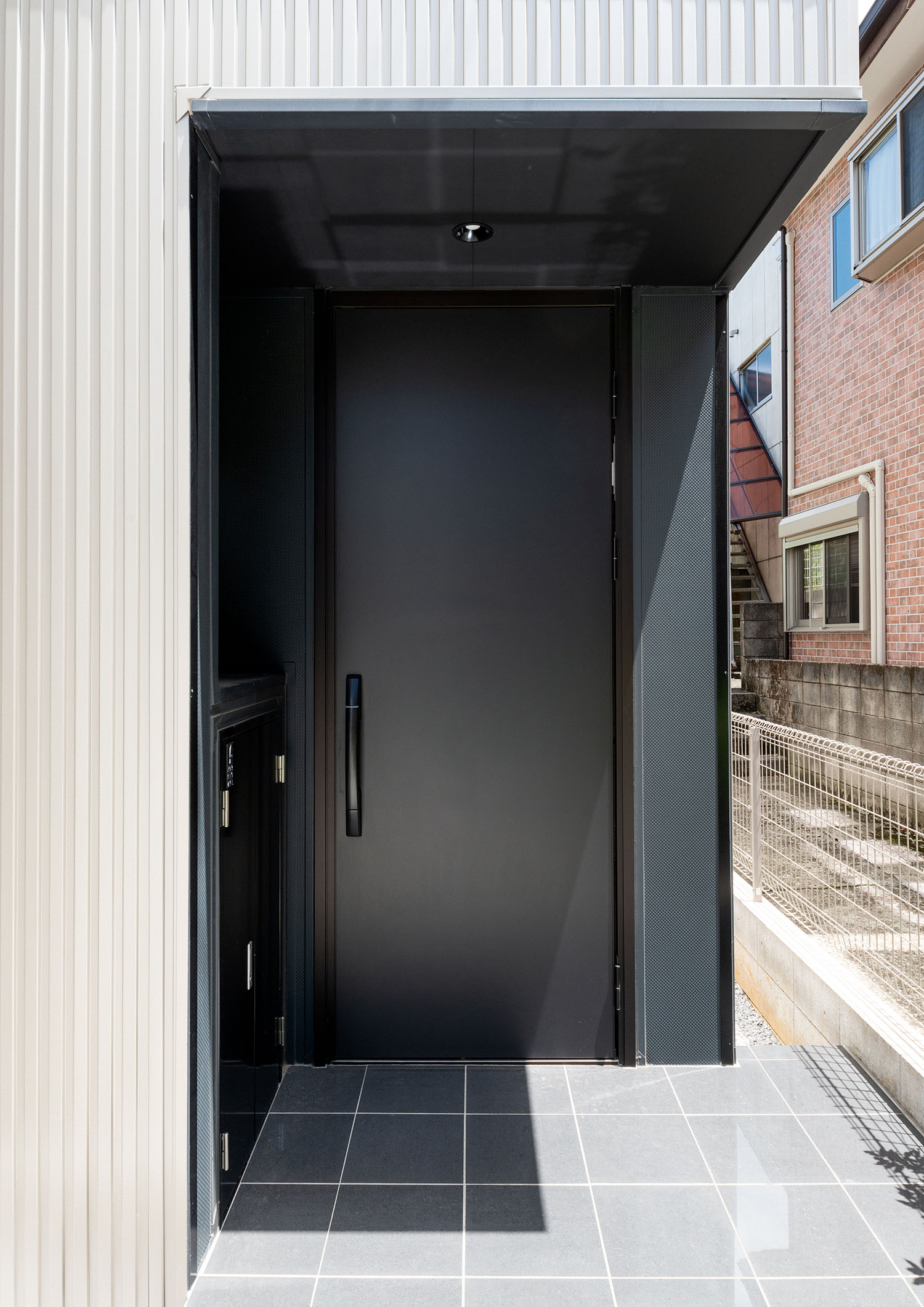 扉と外壁を統一したタイルの玄関ポーチ・デザイン住宅 注文住宅・デザイン住宅建築実例_『CASE665 LUCE』_外観