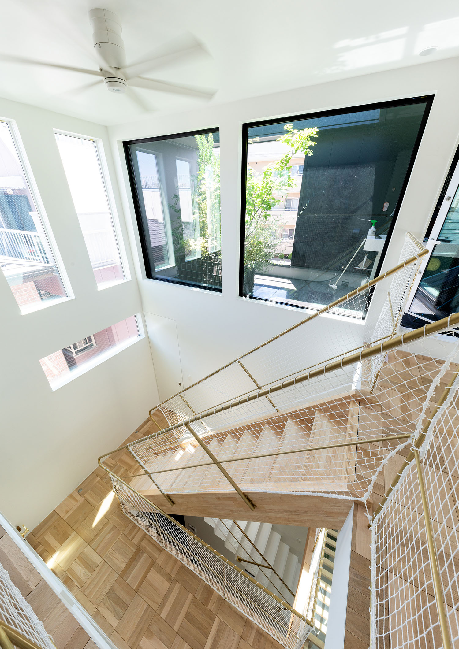 木のスケルトン階段があり、木目の床のフロアを見下ろした様子・デザイン住宅 注文住宅・デザイン住宅建築実例_『CASE665 LUCE』_階段