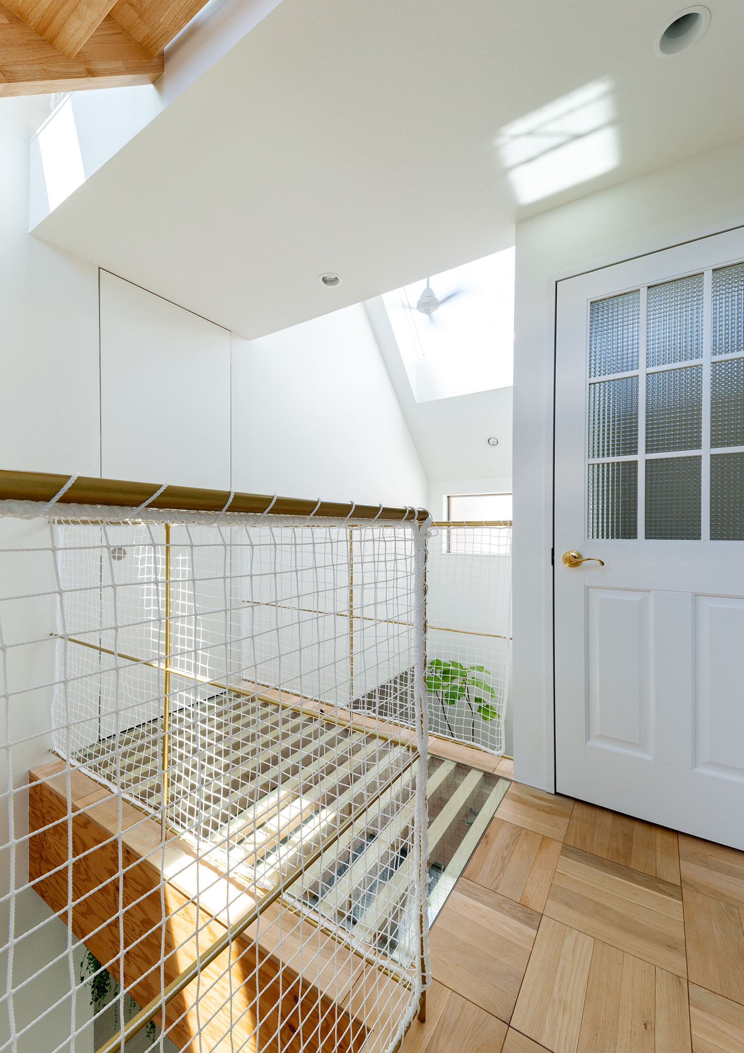 床の一部がルーバーになっている吹き抜けに面した廊下・デザイン住宅 注文住宅・デザイン住宅建築実例_『CASE665 LUCE』_廊下