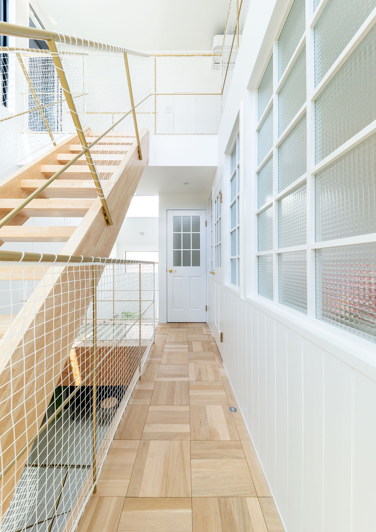 吹き抜けの脇にある、木目の床の廊下・デザイン住宅 注文住宅・デザイン住宅建築実例_『CASE665 LUCE』_廊下