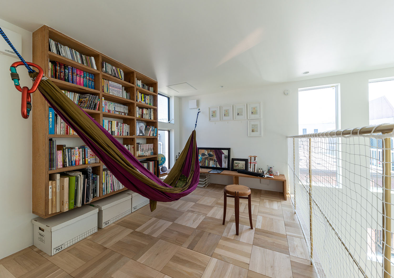 本棚の前にハンモックがある、木目の床の空間・デザイン住宅 注文住宅・デザイン住宅建築実例_『CASE665 LUCE』_書斎