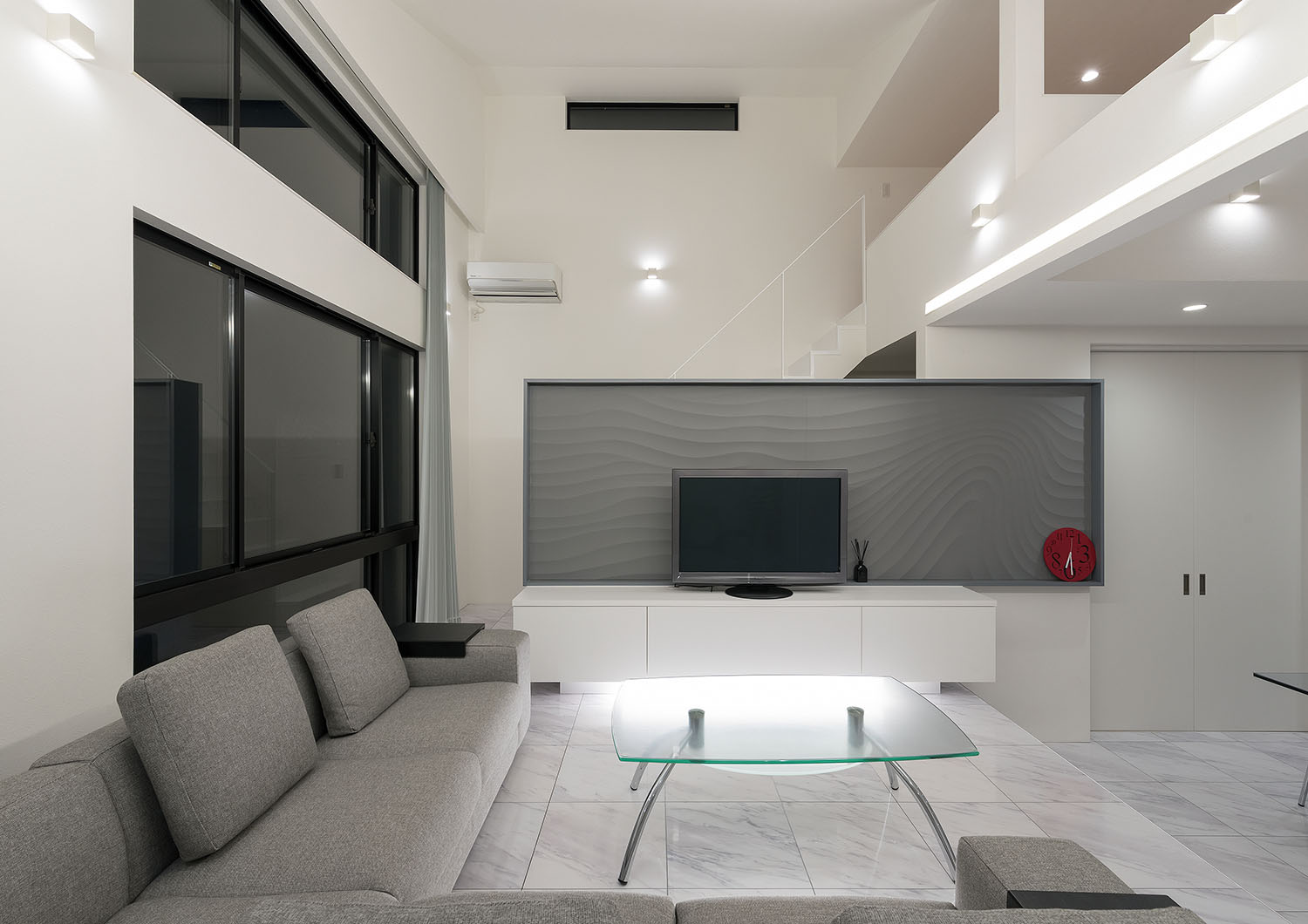 壁にスポットライトが取り付けられた吹き抜けのLDK・デザイン住宅 注文住宅・デザイン住宅建築実例_『CASE667 コントラスト』_LDK