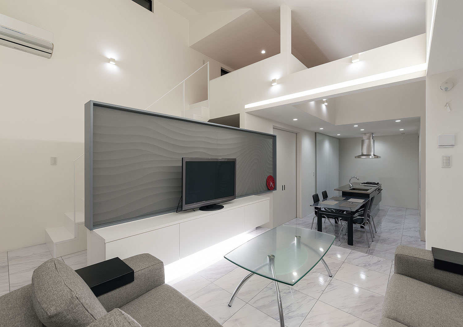 テレビボードの下に間接照明が取り付けられた吹き抜けのLDK・デザイン住宅 注文住宅・デザイン住宅建築実例_『CASE667 コントラスト』_LDK