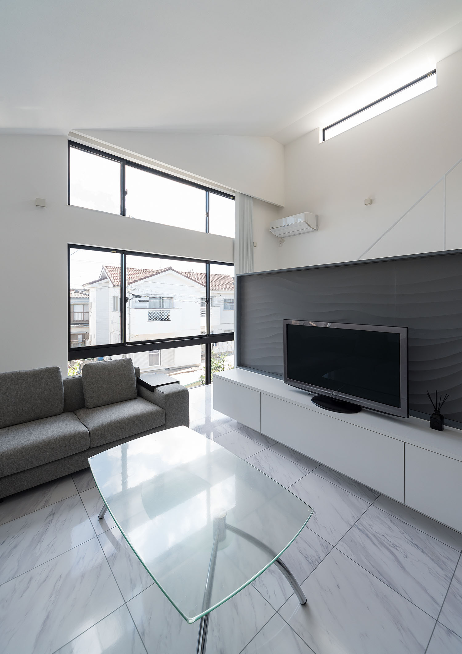 天井付近にハイサイドライトを設けた大理石風の床のLDK・デザイン住宅 注文住宅・デザイン住宅建築実例_『CASE667 コントラスト』_LDK