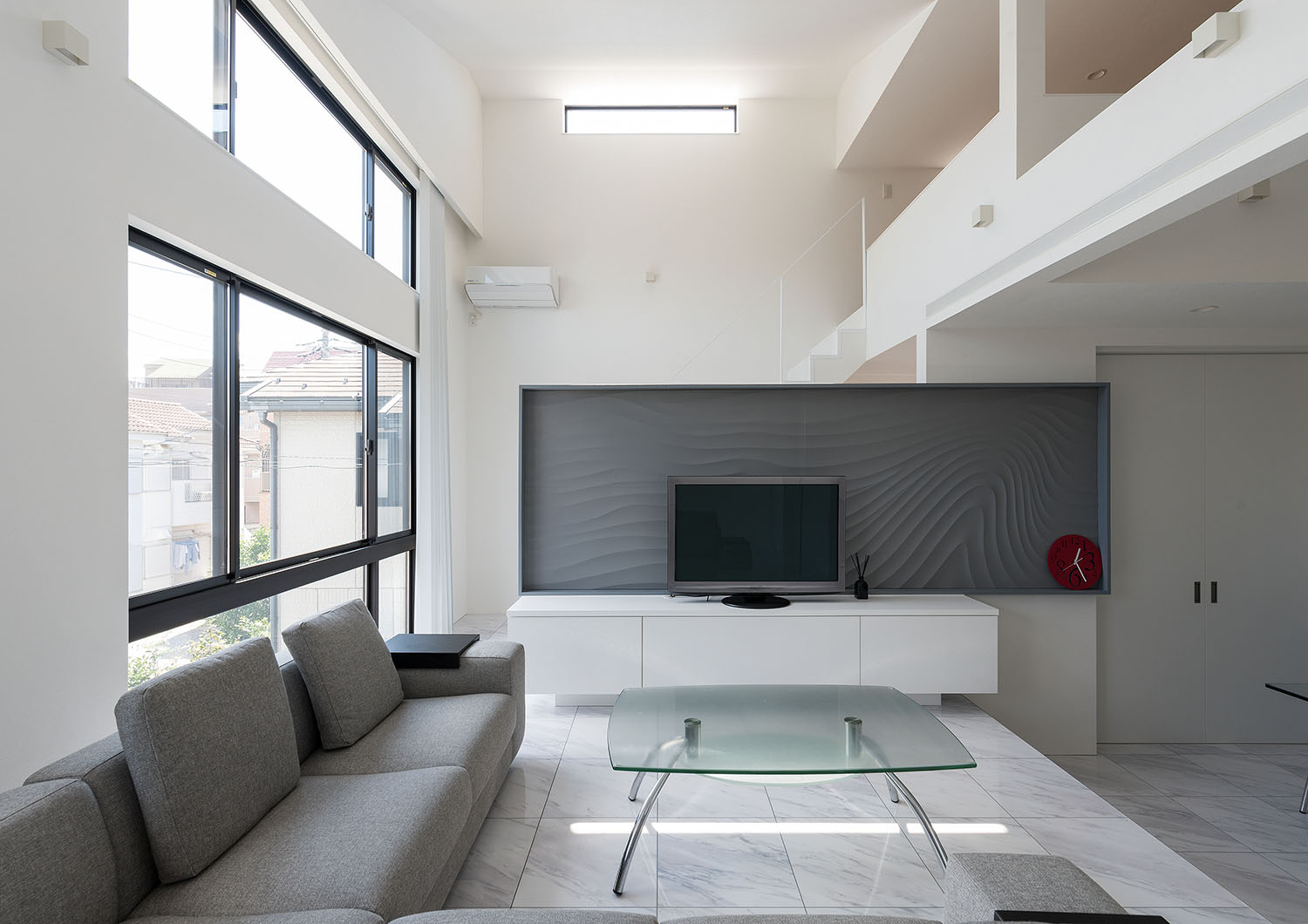 グレーのテレビボードがアクセントになっている吹き抜けのLDK・デザイン住宅 注文住宅・デザイン住宅建築実例_『CASE667 コントラスト』_LDK