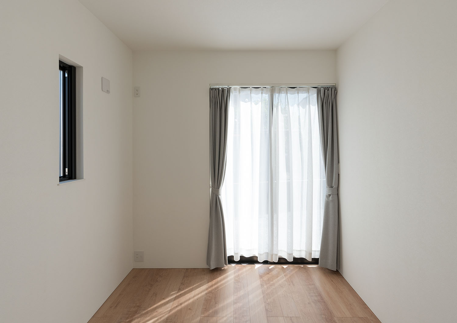 窓があるフローリングの個室・デザイン住宅 注文住宅・デザイン住宅建築実例_『CASE667 コントラスト』_子供部屋