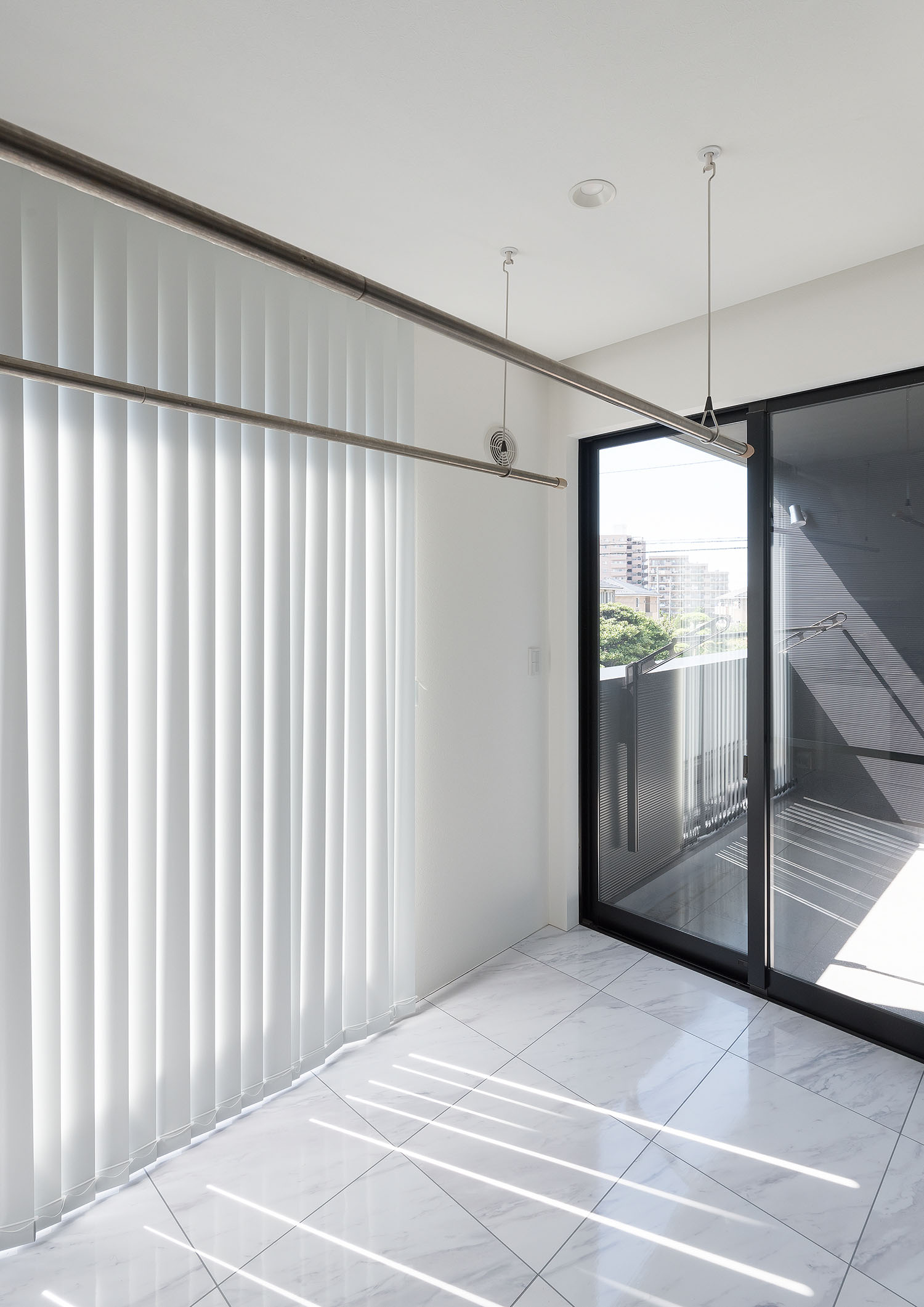 ベランダに隣接する、物干し竿があるサンルーム・デザイン住宅 注文住宅・デザイン住宅建築実例_『CASE667 コントラスト』_サンルーム