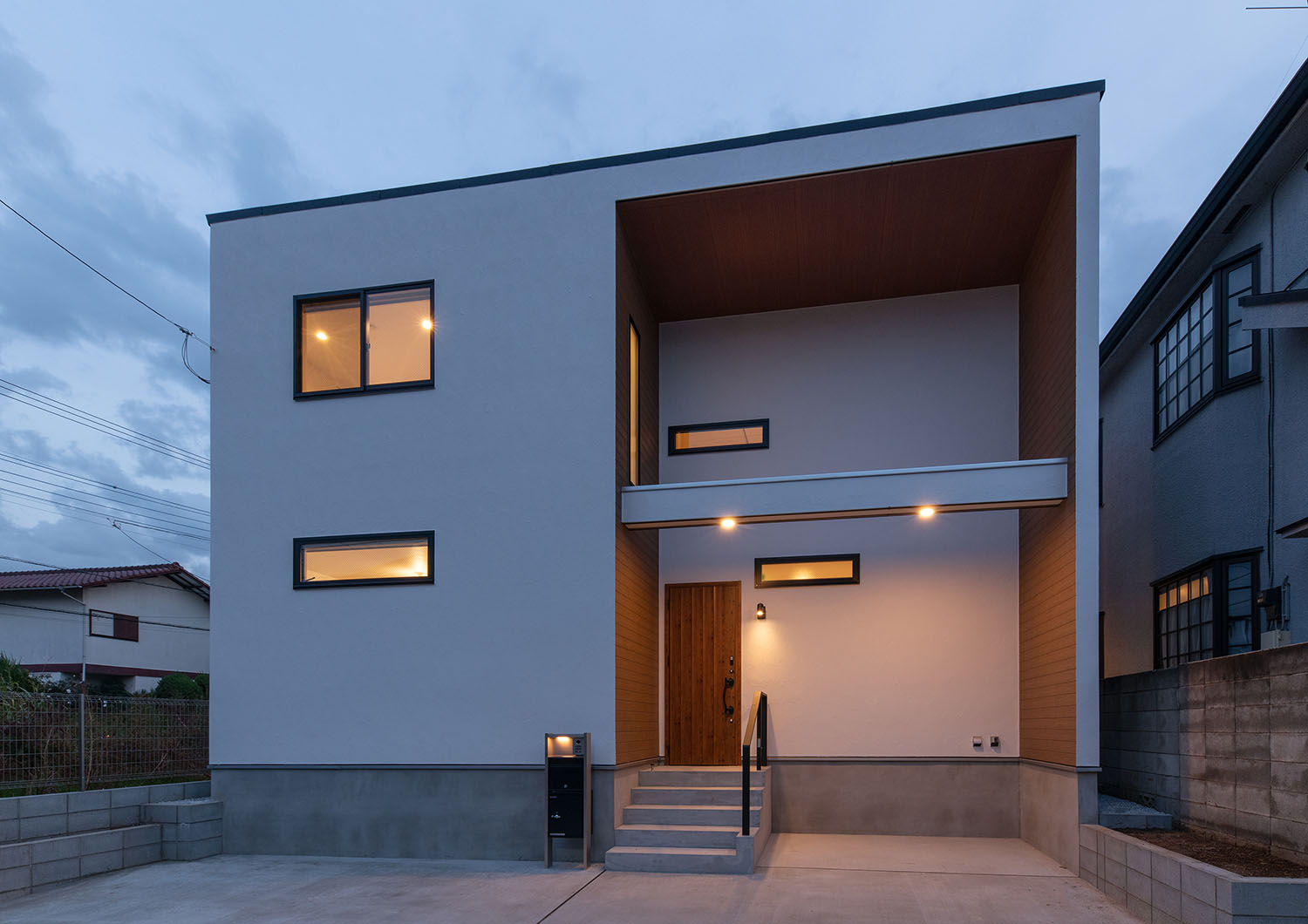 吹き抜けになった玄関ポーチにダウンライトが取り付けられている外観・デザイン住宅 注文住宅・デザイン住宅建築実例_『CASE668 square up』_外観